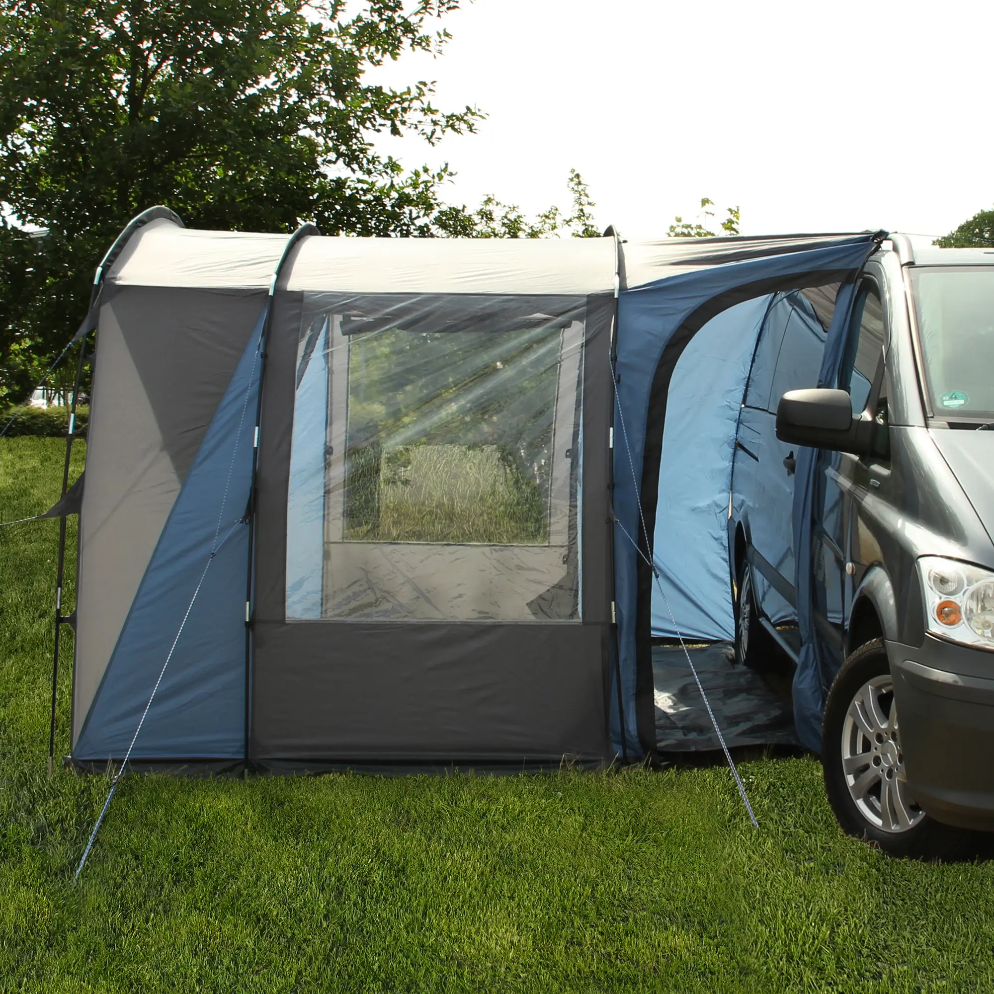 Tenda bus your GEAR Rimini 300 collegata a un van, autoportante, con grandi finestre panoramiche, ampio spazio interno e pavimento integrato, ideale per veicoli con altezza 180-230 cm.