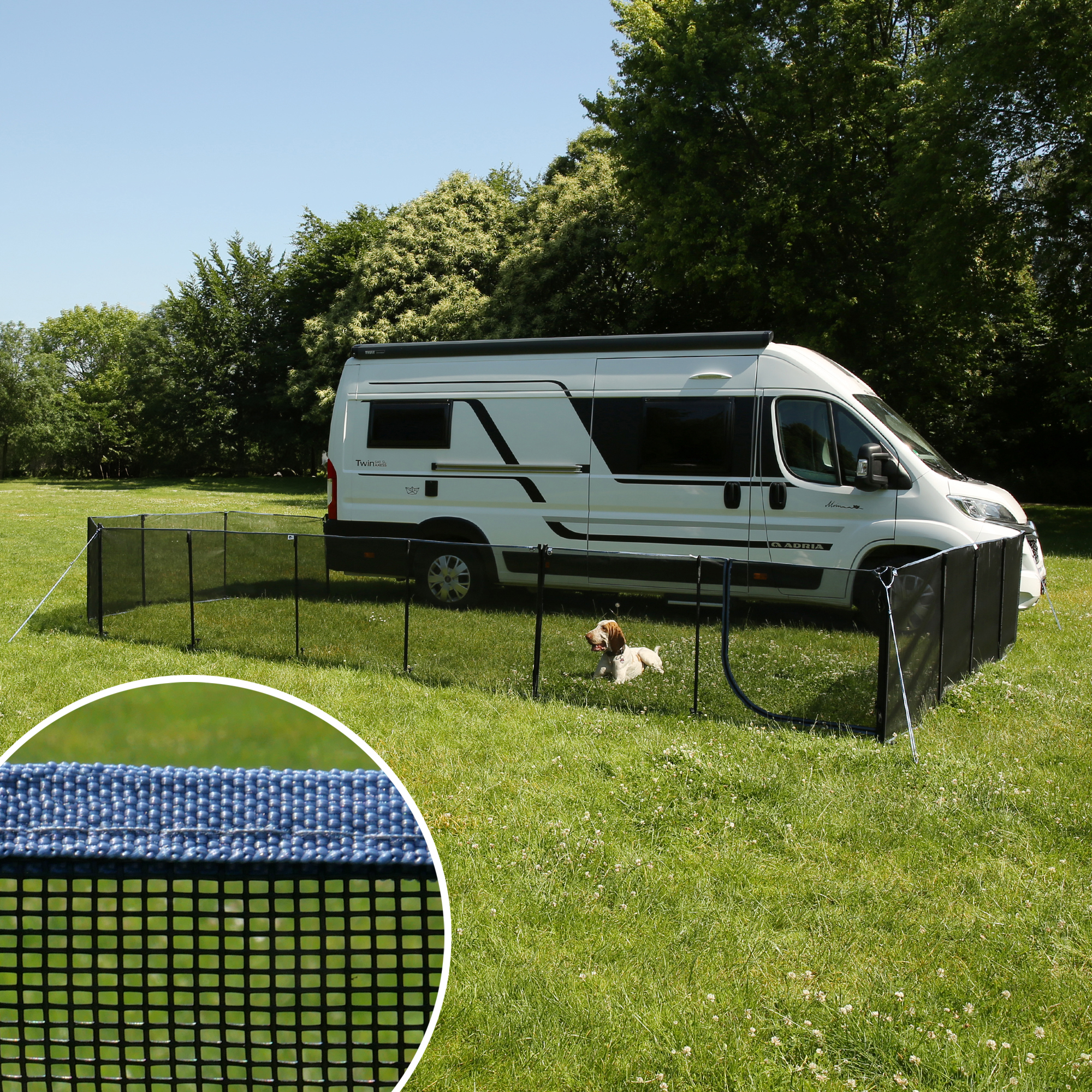 Cerca móvil para perros your GEAR Larino 400 de 90 cm de alto, modular y expandible, instalada junto a una autocaravana en césped, con perro dentro y detalle de la malla negra resistente. Ideal para camping y jardín.