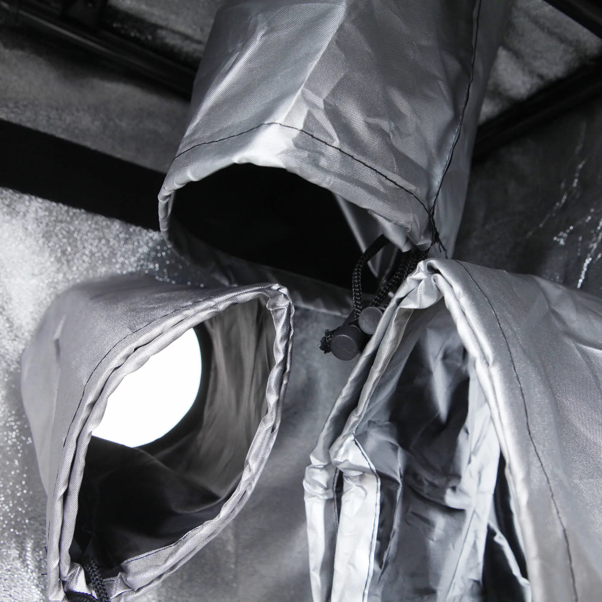 Dettaglio interno della growbox yourGEAR Plantsville 40x40x120 cm, con prese d’aria regolabili e rivestimento riflettente argentato per coltivazione indoor di piante, fiori, erbe e ortaggi.