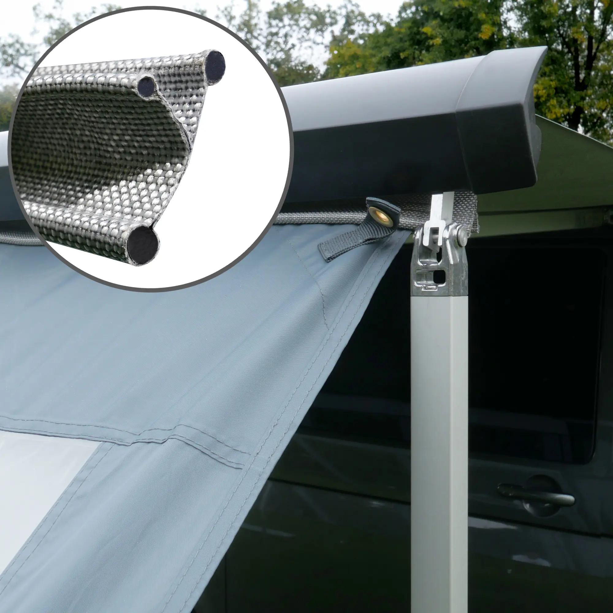 Parete anteriore your GEAR Panorama Wall 2,8 x 2 m per tenda da sole, tessuto grigio resistente con finestra trasparente, dettagli di fissaggio e struttura robusta per protezione da sole, vento e pioggia.