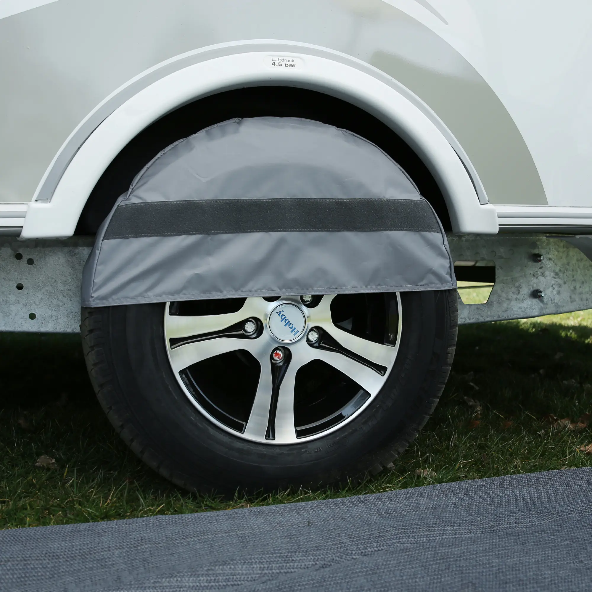 Graue your GEAR Bodenschürze Brela am Hobby Beachy 420 Wohnwagen, passgenau an der Seitenwand montiert, bedeckt das Rad teilweise und schützt vor Wind und Zugluft. Ideal für Camping und Wärmeisolierung.
