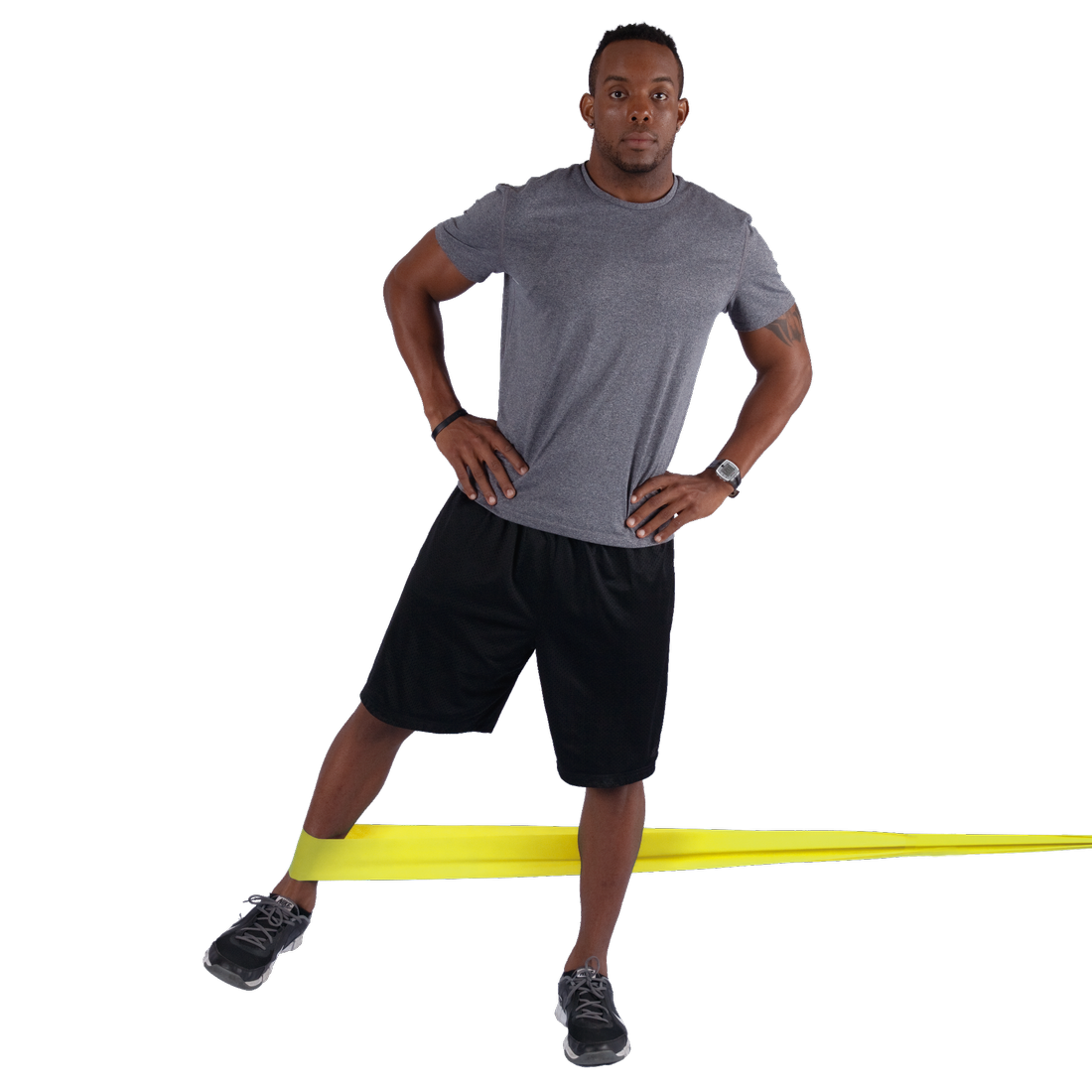 Mann trainiert mit gelbem Spirit Fitness Band 9 kg, 183x10 cm, latexfrei; Band ist um die Beine gespannt. Ideal für Ganzkörpertraining, Reha und Muskelaufbau. Produkt für effektive Fitnessübungen.