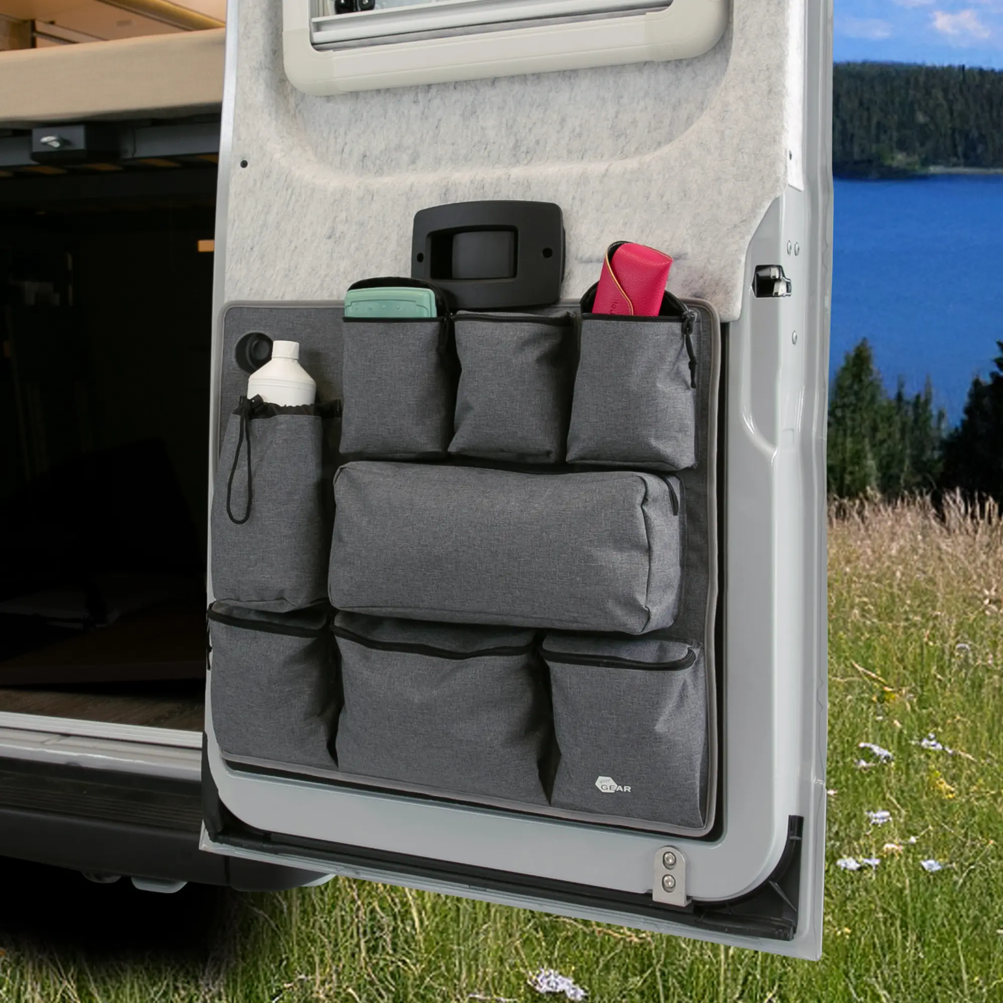 your GEAR Ortles R Organizer für Kastenwagen-Hecktür, rechts montiert, mit 8 unterschiedlich großen, grauen Taschen für Campingzubehör und Alltagsgegenstände; robustes Stauraumsystem für Wohnmobile.
