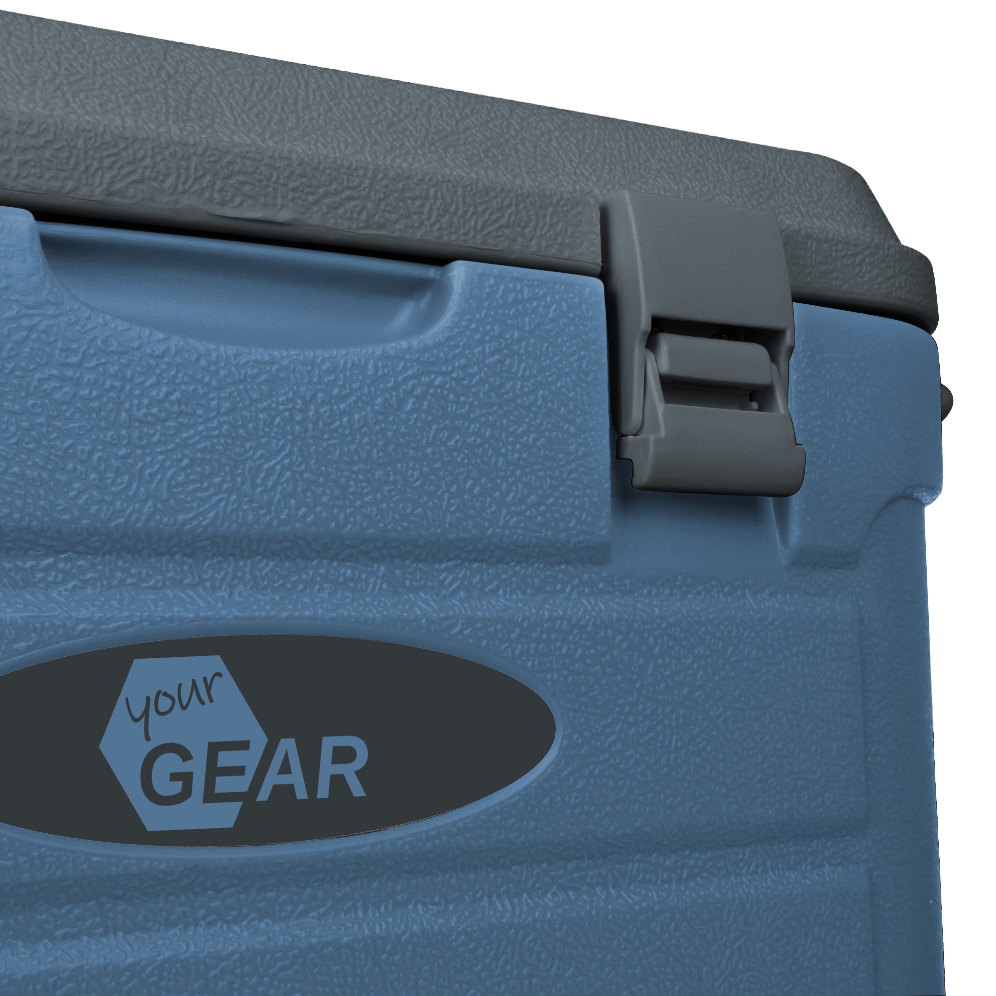 Detailansicht der yourGEAR Coolah 30 L Kühlbox in Blau mit grauem Deckel, stabilem Verschluss und strukturiertem Kunststoff, Logo auf der Vorderseite sichtbar. Ideal als Isolierbox für warme und kalte Speisen.