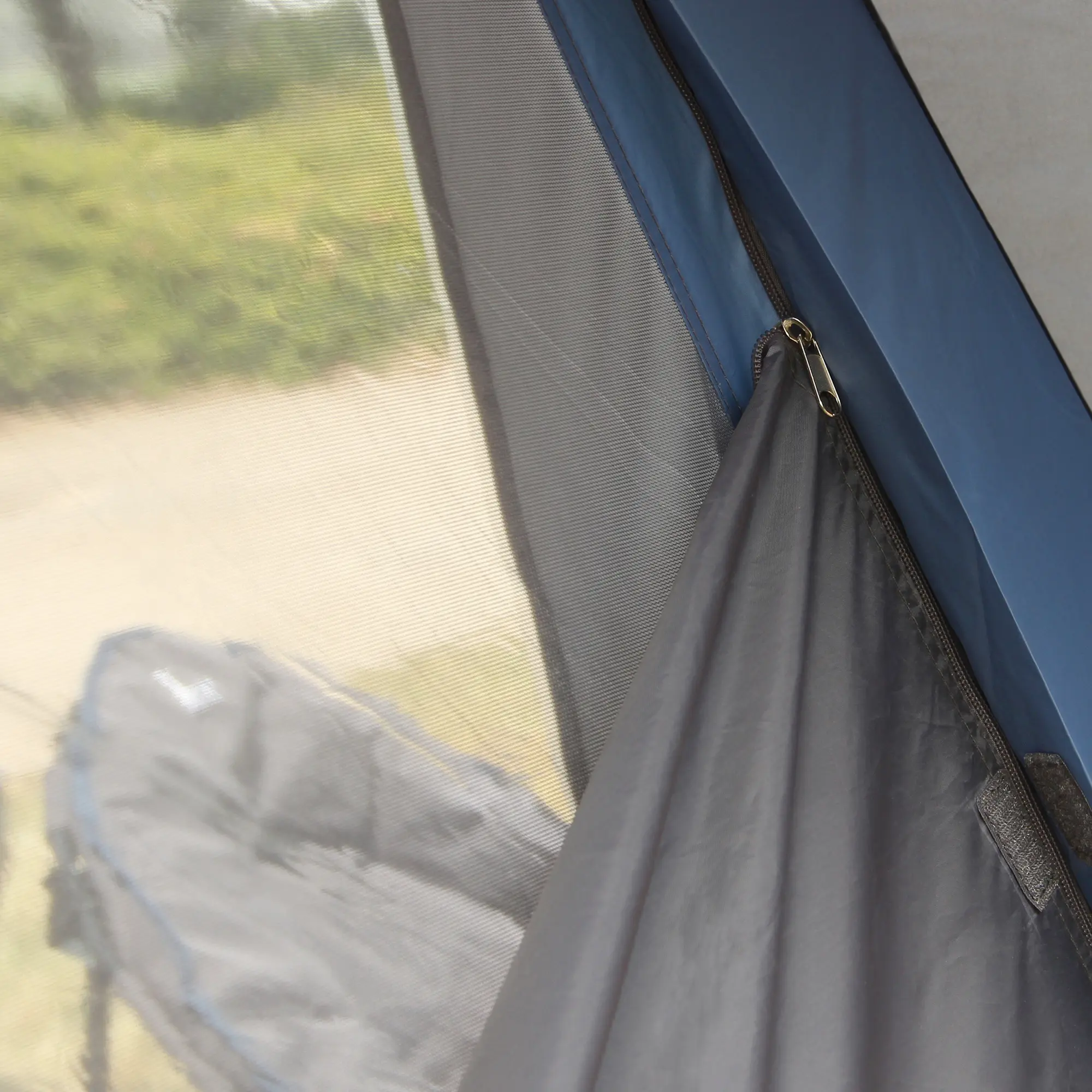 Détail du your GEAR Busvorzelt Rimini 300 : fermeture éclair robuste, tissu imperméable gris et moustiquaire intégrée, idéal pour bus, vans et camping, protection UV 50+, grande aération.