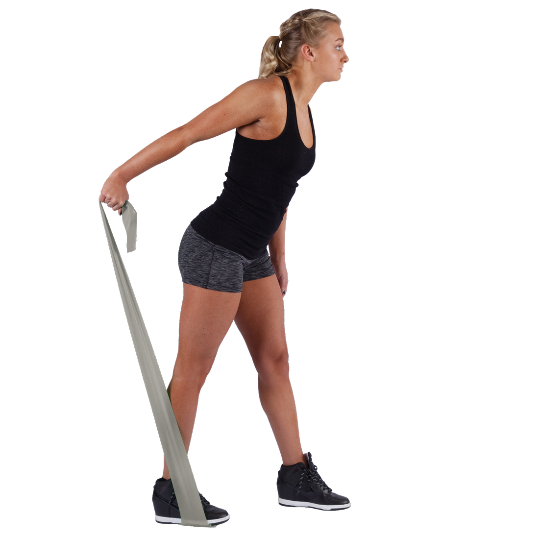 Donna che traina uno Spirit Fitnessband 22,5 kg, band elastica grigia lunga 183x10 cm, durante un esercizio fisico. Ideale per allenamento muscolare e riabilitazione, prodotto latex free.