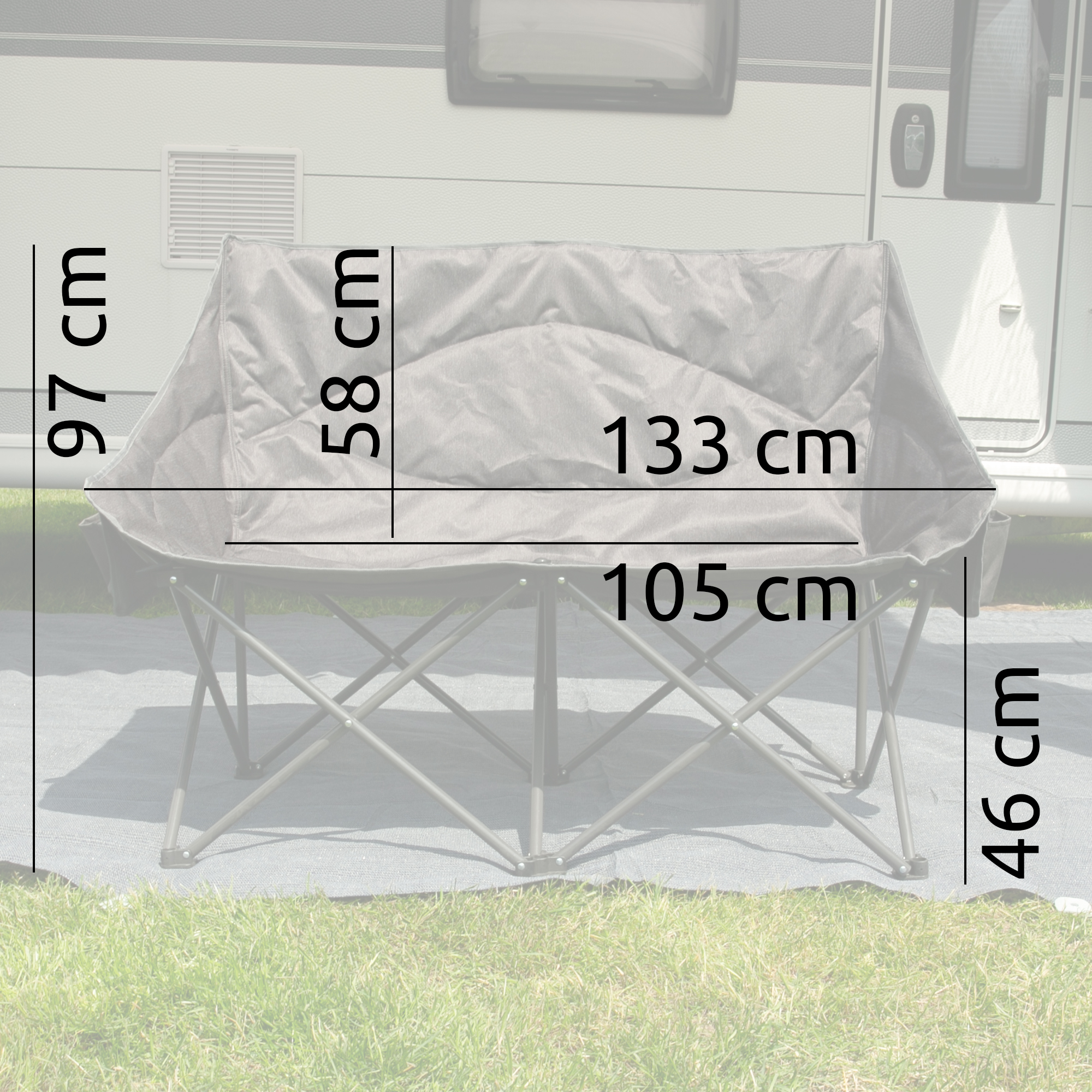 Gepolstertes XXL Campingsofa your GEAR Modena für 2 Personen, faltbar, mit Stahlrahmen. Maße: 133 cm Breite, 97 cm Höhe, 105 cm Tiefe, Sitzhöhe 46 cm, Rückenlehne 58 cm. Outdoor geeignet.