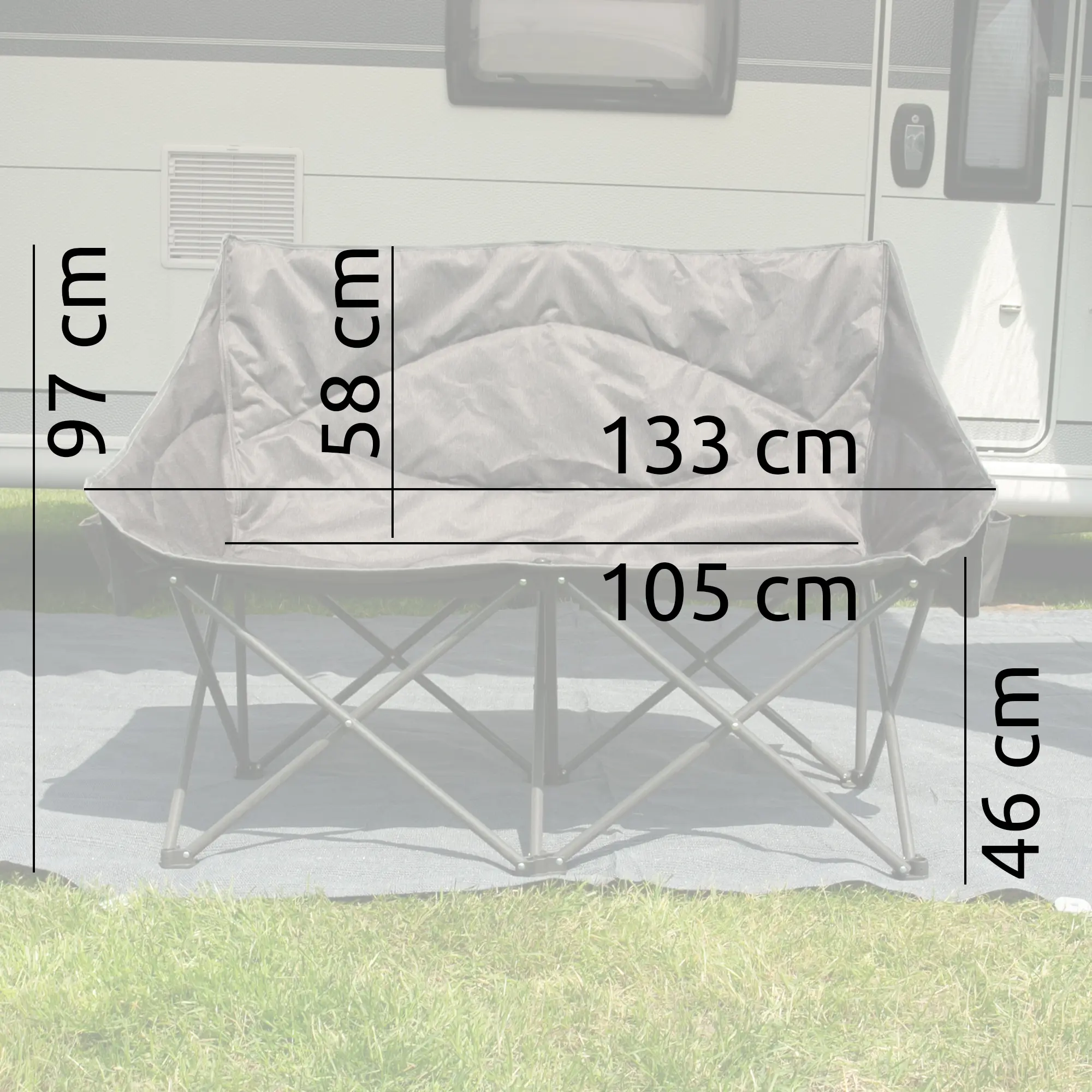 Canapé de camping XXL your GEAR Modena pour 2 personnes, 133 cm de large, dossier et assise rembourrés, structure en acier, tissu Oxford 600D, coloris deux tons, mesures visibles sur l’image.