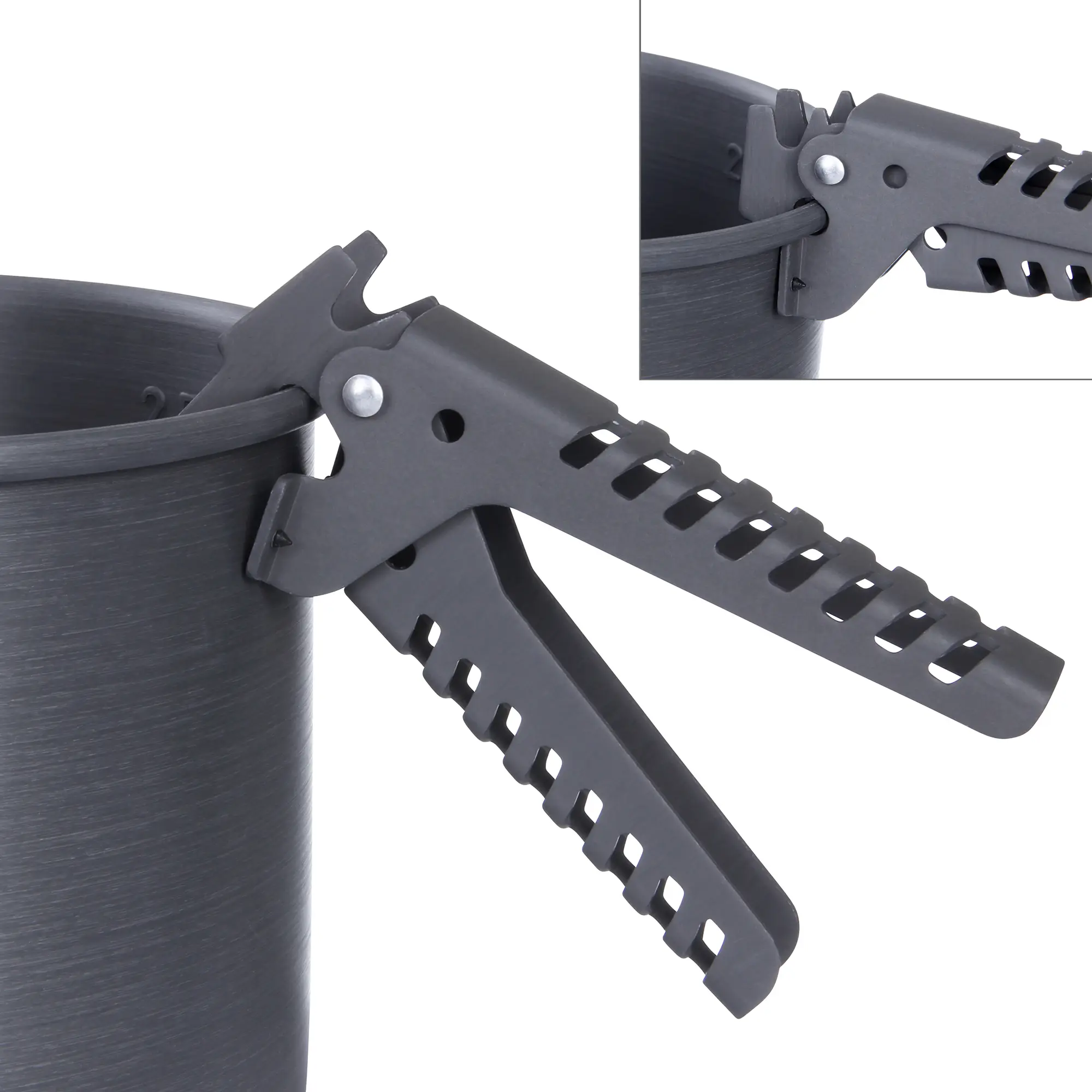 Pinza rimovibile nera in metallo per pentole del set da campeggio 10T Ranger VI+, agganciata a un bordo di pentola in alluminio, ideale per cucinare all’aperto in gruppo. Dettaglio del manico antiscivolo.