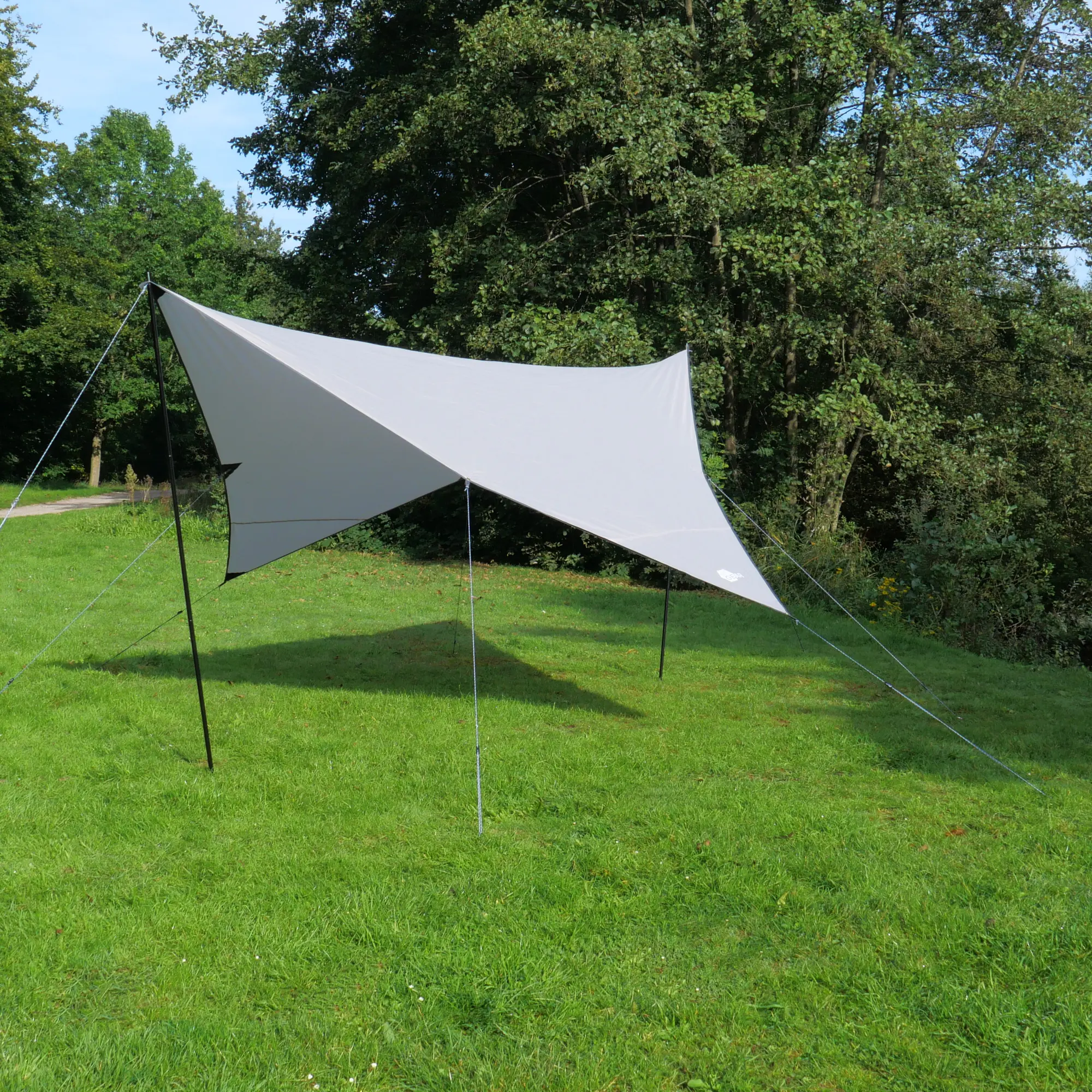 yourGEAR Sonnensegel Atrani 3x3 m in Beige-Grau, aufgebaut mit 2 schwarzen Aufstellstangen und Abspannseilen auf einer Wiese, bietet UV 50+ Sonnenschutz und wasserdichtes Tarp für Garten oder Camping.