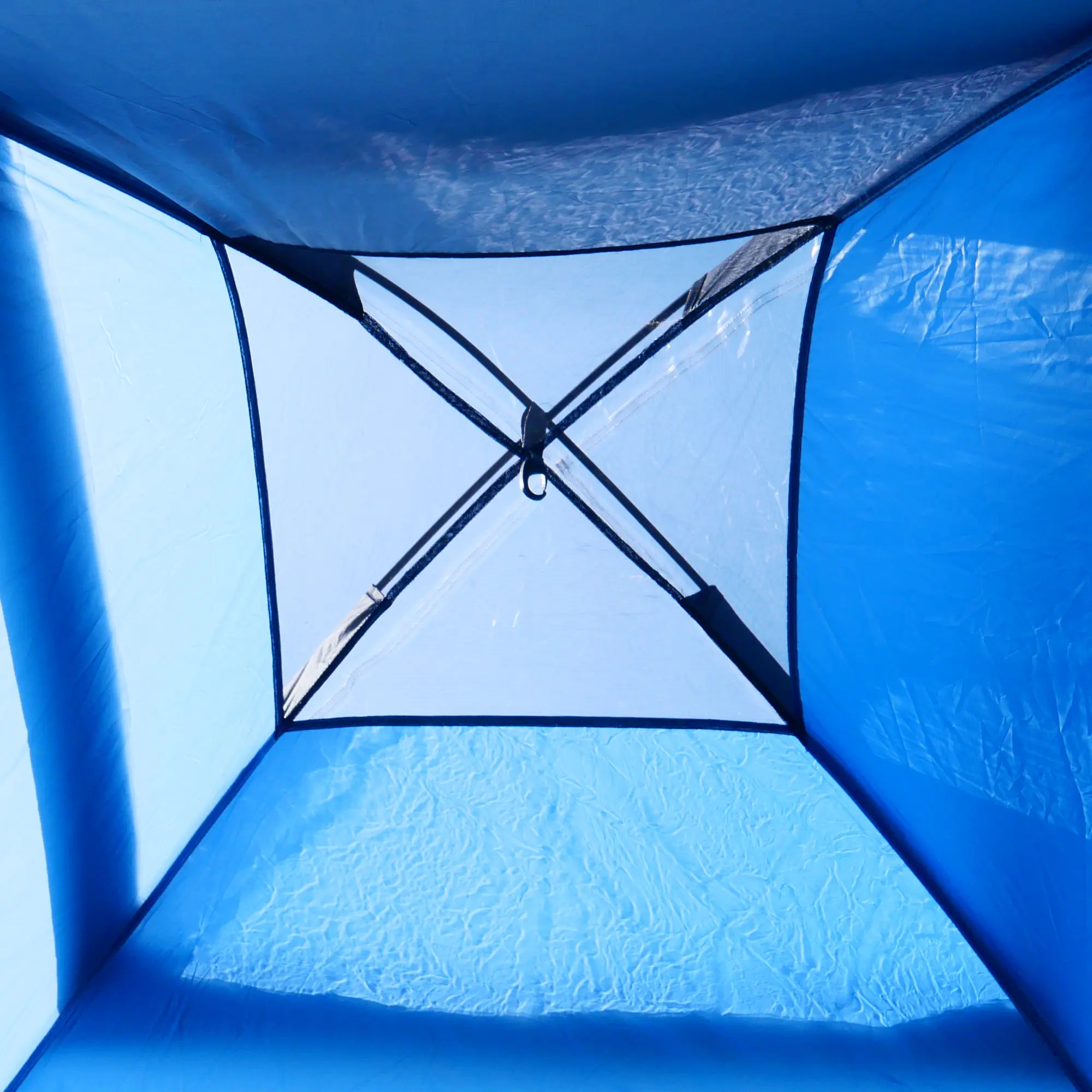 Vista interna del your GEAR Aquila Duschzelt con luce naturale attraverso la cupola trasparente sul tetto; pareti dritte in tessuto blu, struttura stabile e ampia altezza per uso come doccia, spogliatoio o tenda attrezzi.