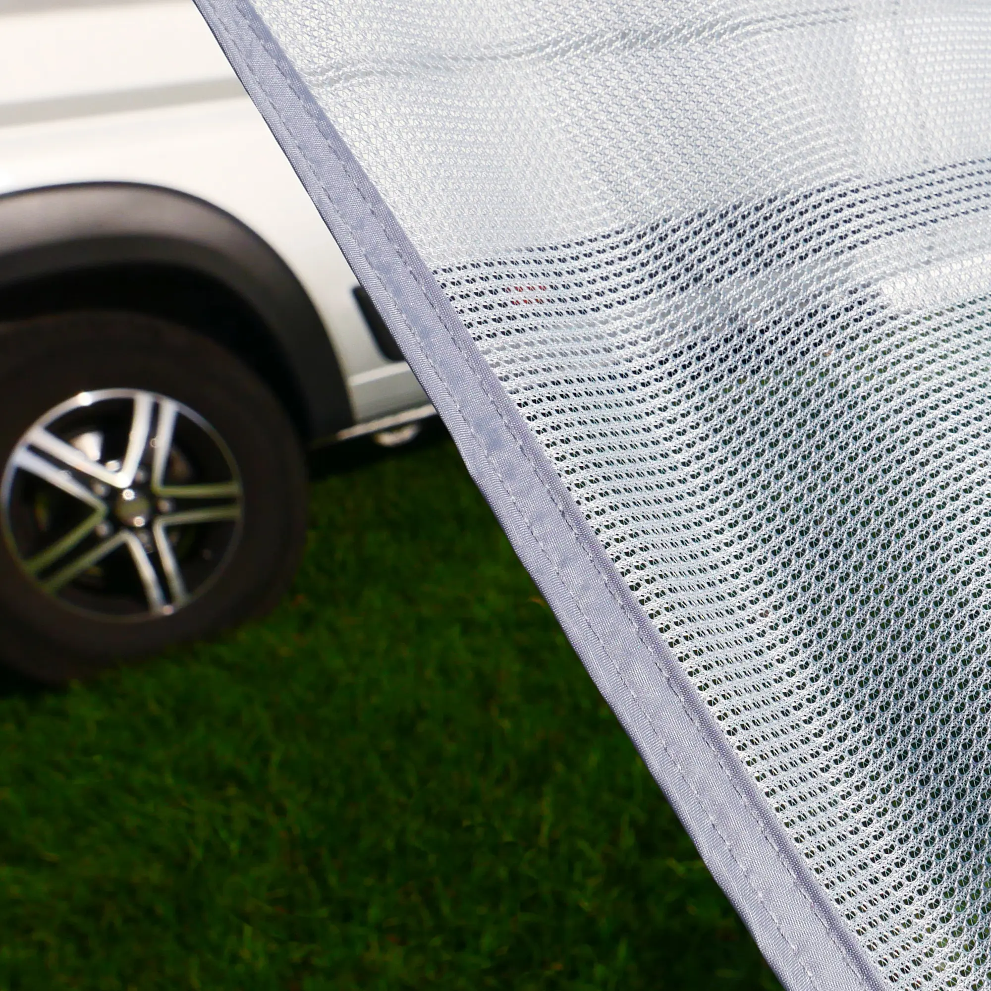 Vorderwand your GEAR Capri Sun Blocker 2,8 x 2 m aus lichtdurchlässigem, grauem Spezialgewebe, montiert an Campingfahrzeug, idealer Sonnen- und Sichtschutz für Markisen bei Wohnmobil, Wohnwagen oder Campingbus.