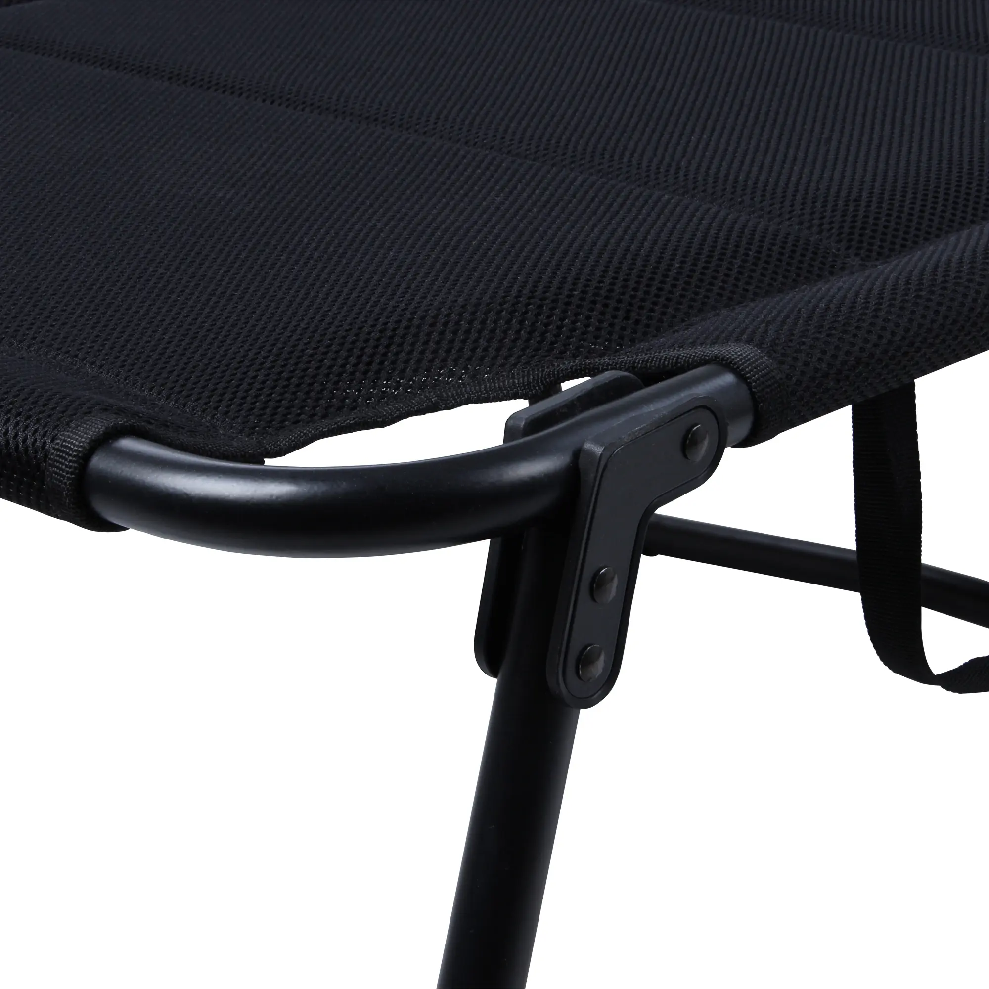 Detailansicht der yourGEAR Sonnenliege Salina 3D mit schwarzem, gepolstertem 3D Mesh Bezug und stabilem Alu-Rohrrahmen, sichtbarem Faltmechanismus und robusten Verbindungen. Ideal als XXL Gartenliege.