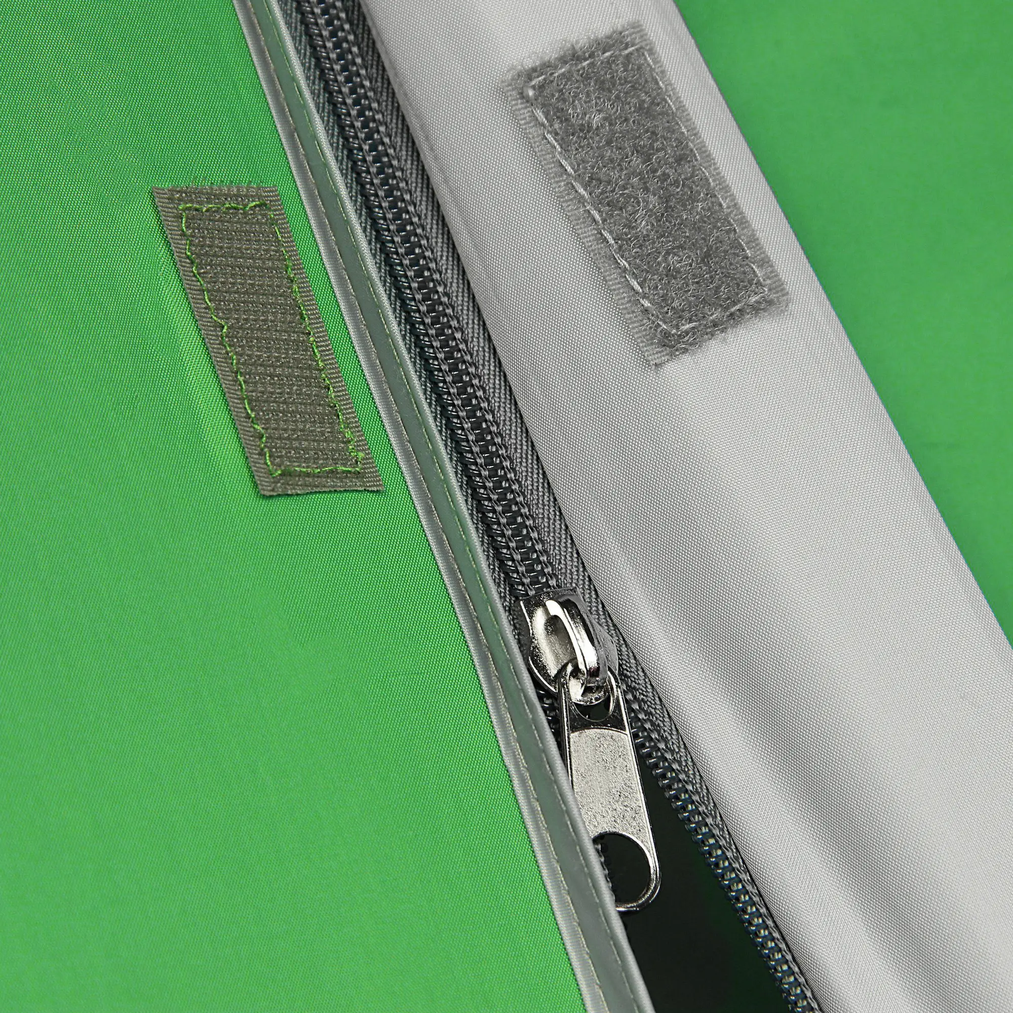 Detalle de la cremallera resistente y cierre de velcro en la lona verde e impermeable del Fridani DTG 5 Mann Zelt, ideal para camping familiar y protección contra la humedad.