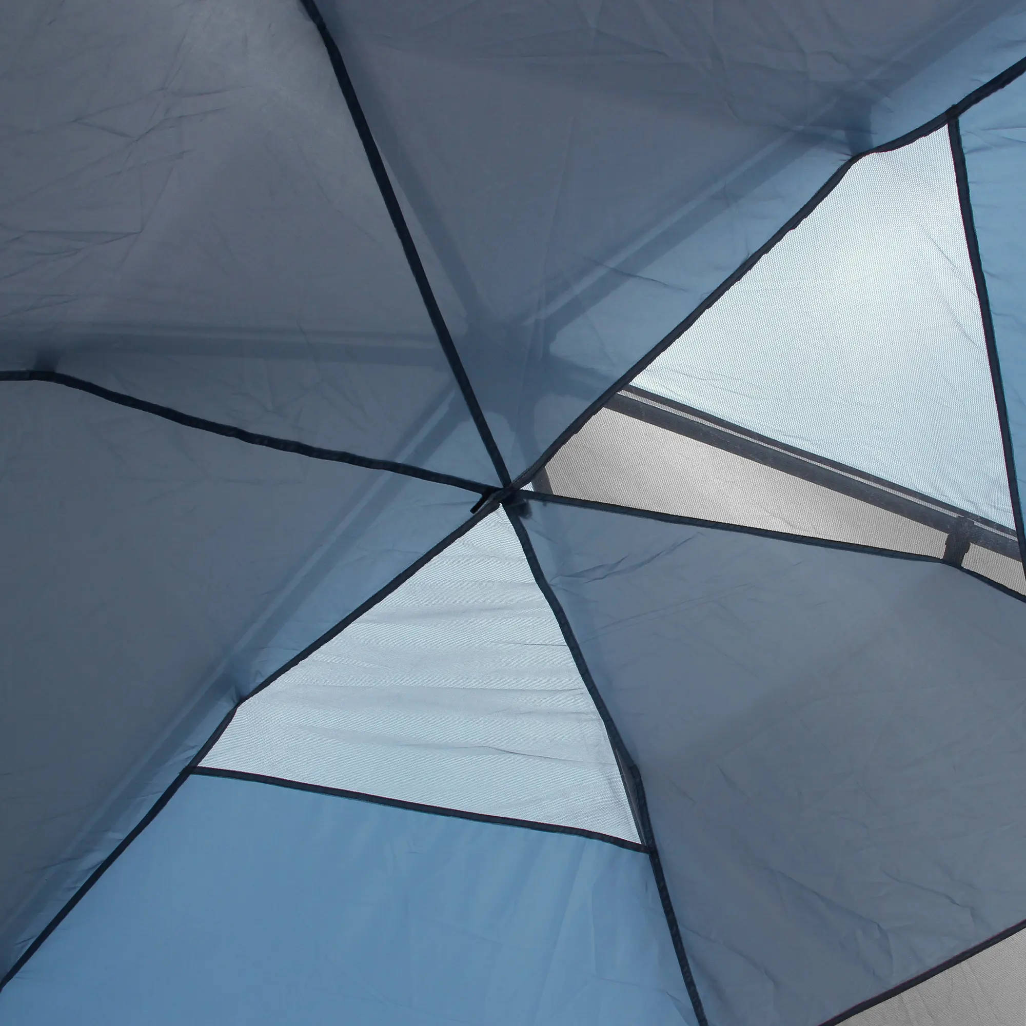 Vue intérieure du toit du your GEAR Zelt Ponza 400, montrant la structure en dôme avec tissu bleu clair, coutures renforcées et panneaux de ventilation en moustiquaire pour une bonne aération et protection contre les insectes.