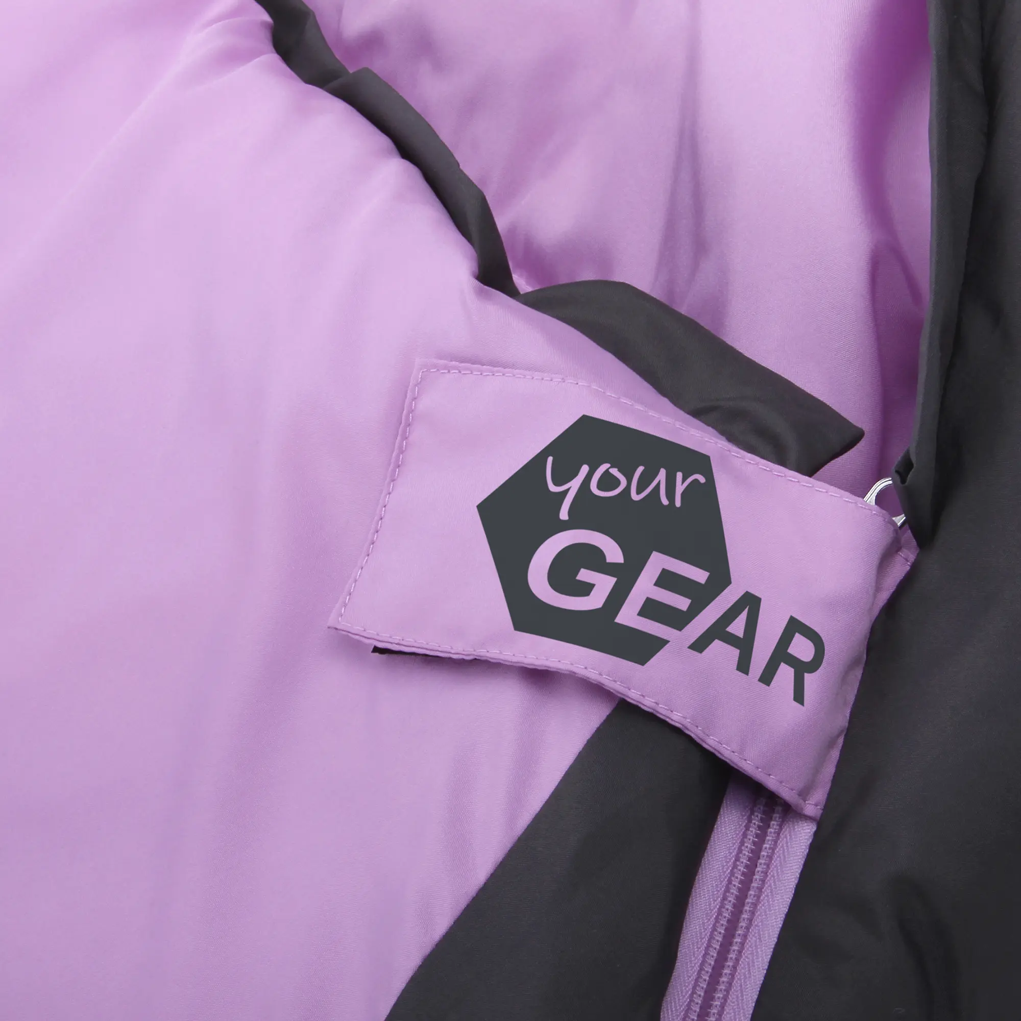 Sac de couchage enfant yourGEAR Horse, forme momie, 180x90 cm, tissu rose et gris, étiquette yourGEAR visible, matière douce et épaisse, adapté pour l’été, garnissage 300 g/m², pour filles.