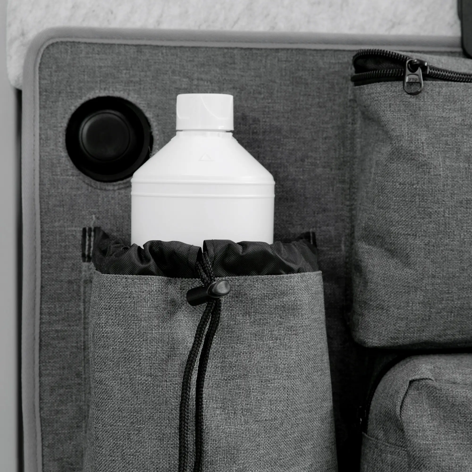 Organizer your GEAR Ortles R per la porta posteriore destra di camper e furgoni, con tasche grigie di diverse dimensioni e chiusura a coulisse, ideale per riporre bottiglie e accessori da campeggio.