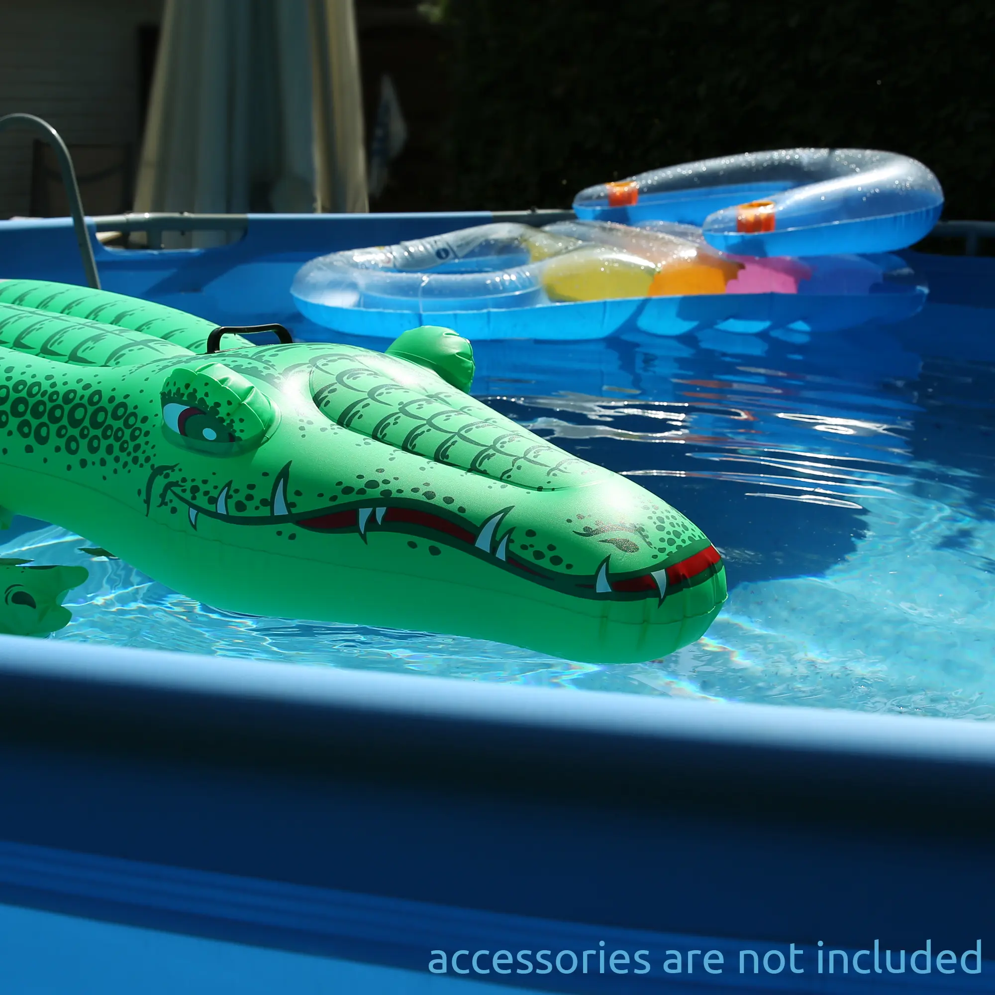 Piscina your GEAR rotonda da giardino, Ø 366 x 122 cm, con telaio in acciaio e liner in vinile blu; visibili giochi gonfiabili in acqua, accessori non inclusi. Ideale per famiglie.