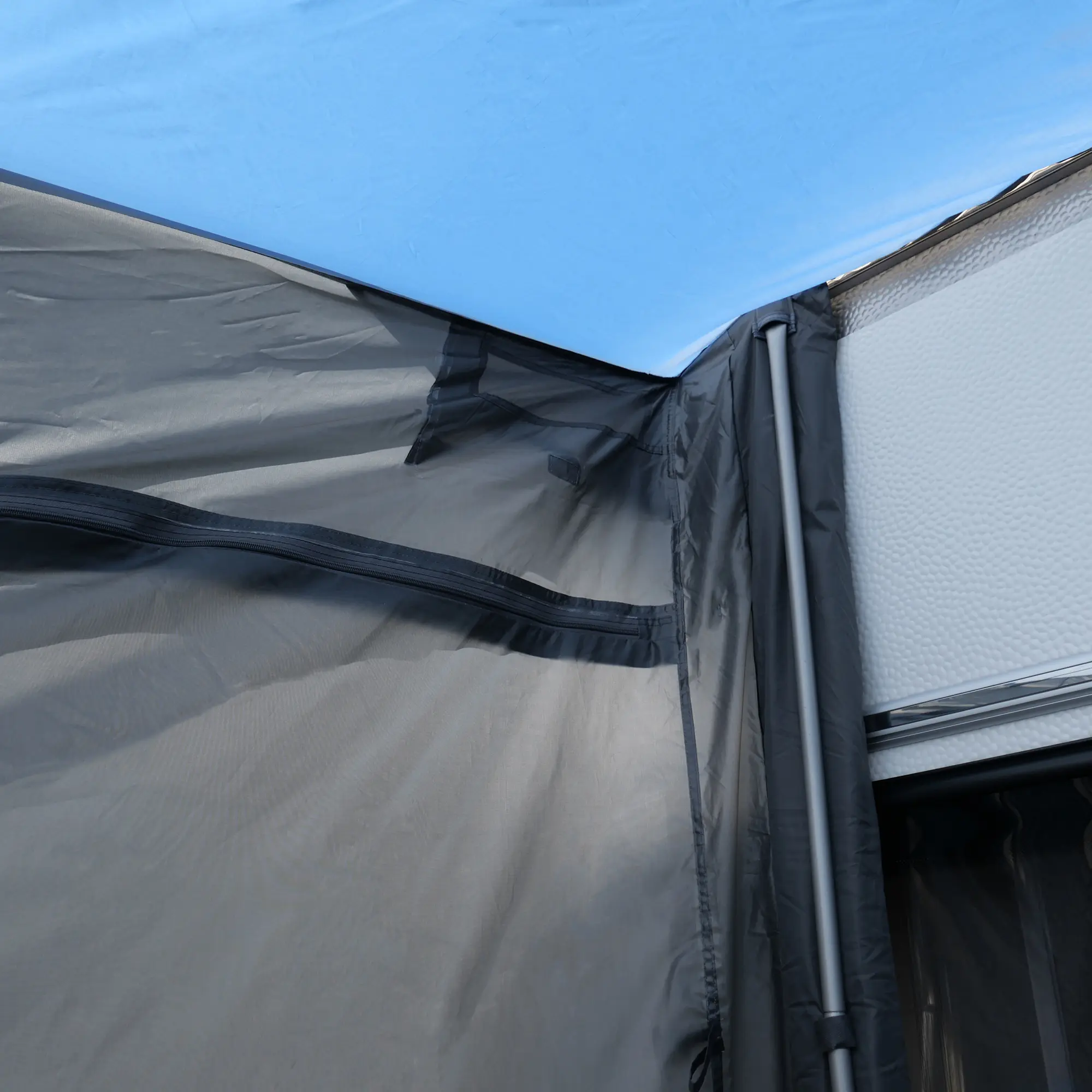 Détail du montage du auvent yourGEAR Verona 390, montrant la connexion étanche à la caravane avec tissu imperméable, arceaux robustes et couture renforcée, idéal pour une installation rapide et un abri fiable.