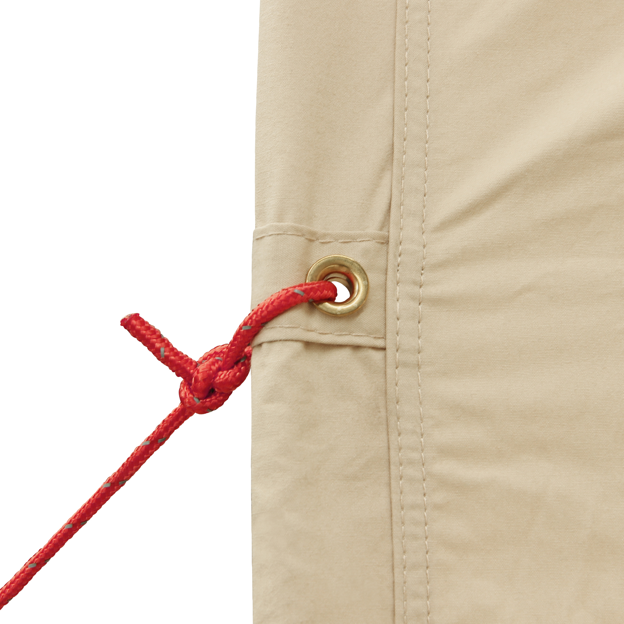 Detalle de la lona beige del your GEAR Zelt Desert 8 Pro, mostrando un ojal metálico reforzado con una cuerda roja atada, ideal para fijar el tipi de algodón para 8 personas con protección UV50+.