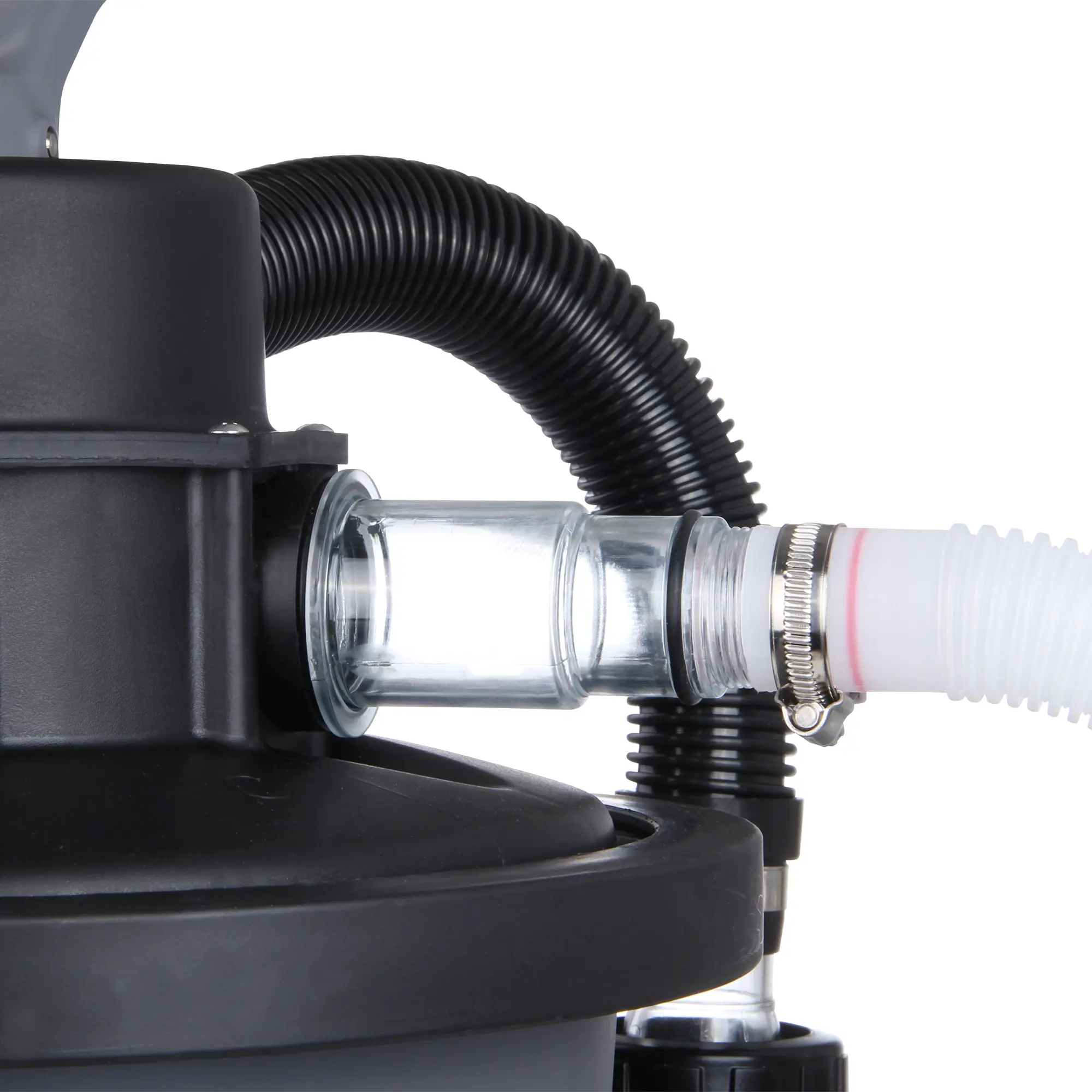 Detalle de la conexión de mangueras en la yourGEAR Sand-Filteranlage SFP 6813 L/h, mostrando tubo transparente, abrazadera metálica y manguera blanca en la salida de la bomba de arena para piscina.