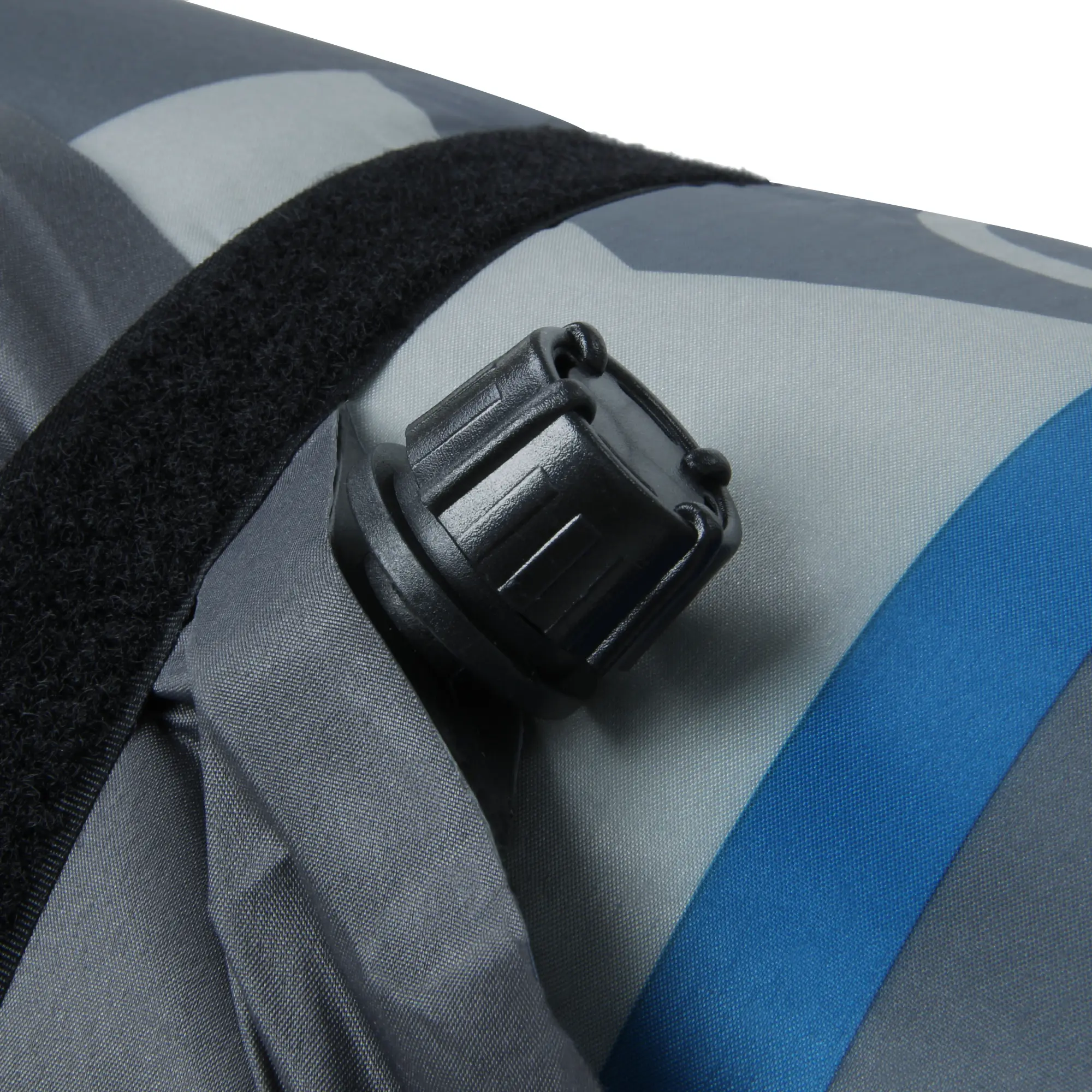 Ventilansicht der your GEAR ISO Duo Max selbstaufblasbaren 2 Mann Isomatte, Nahaufnahme des schwarzen Hochleistungsventils auf gerollter, graublauer Campingmatte mit Klettverschluss.