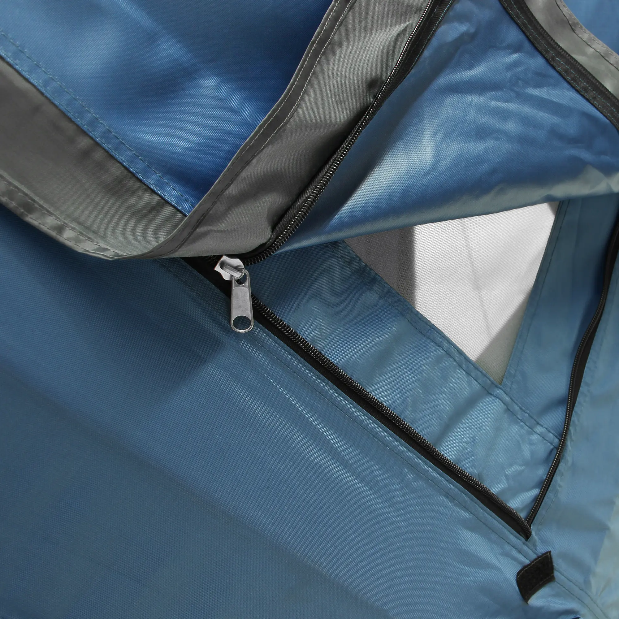 Gros plan sur la fermeture éclair du pavillon yourGEAR Levanzo, montrant la qualité du tissu imperméable bleu et gris et les coutures robustes, caractéristique essentielle de ce tente pop up pour 4-6 personnes.