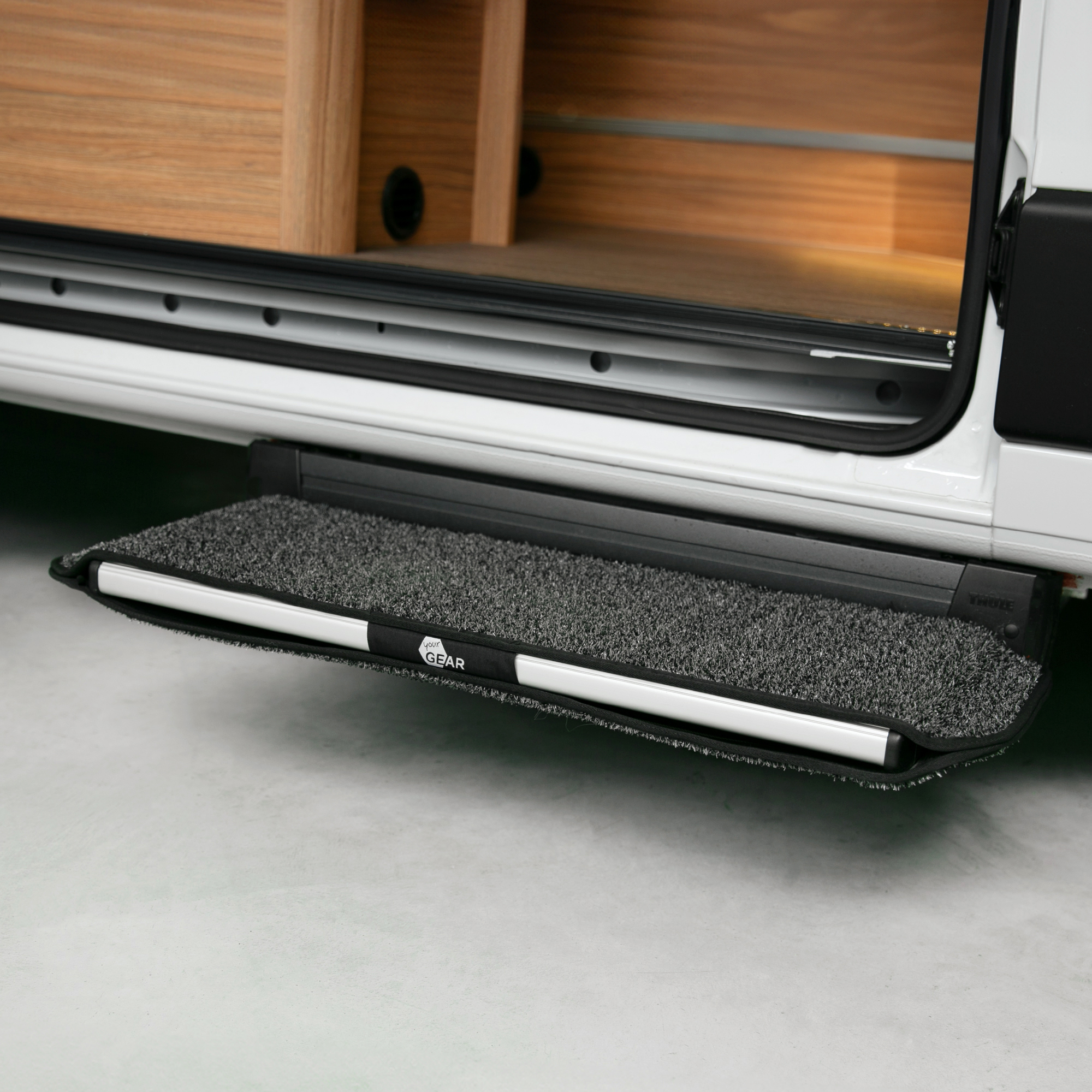 Tapis de marche your GEAR Mantua gris, 50 x 20 cm, installé sur une marche de camping-car, texture antidérapante, adapté aux marches Thule/Lippert, protège contre la saleté et l’usure.