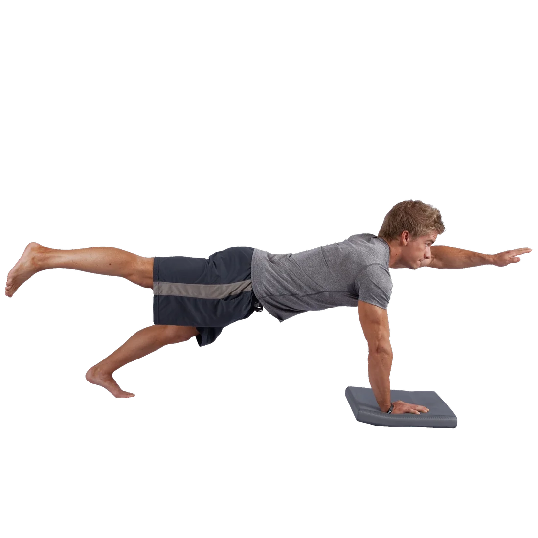 Hombre haciendo ejercicio sobre el Spirit Balance-Block XL, cojín de equilibrio gris de 50x40x6 cm, ideal para yoga y fitness, usado para entrenamiento de estabilidad y coordinación articular.