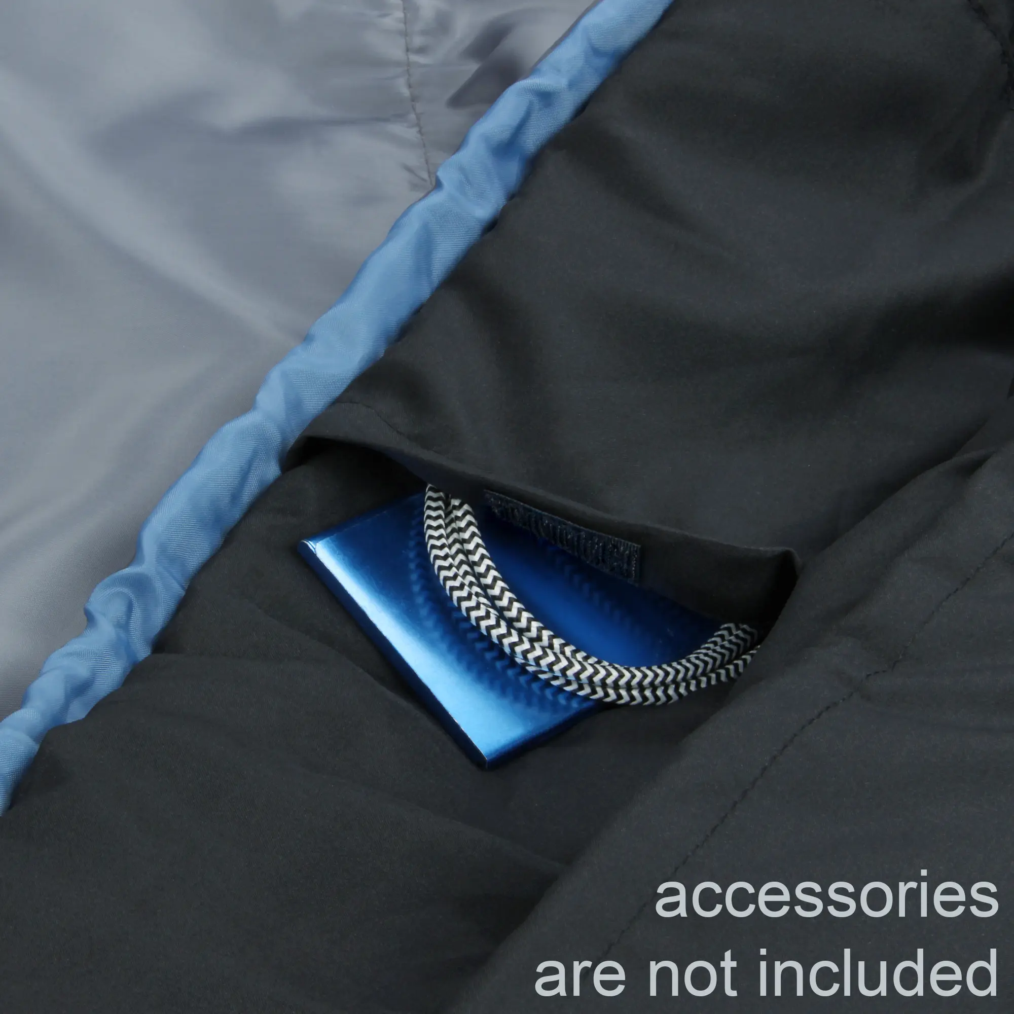 Dettaglio interno del sacco a pelo yourGEAR Sirocco blu e grigio, con tasca interna per accessori. Materiale doppio strato, adatto per 3-4 stagioni, comfort fino a -18°C. Accessori non inclusi.