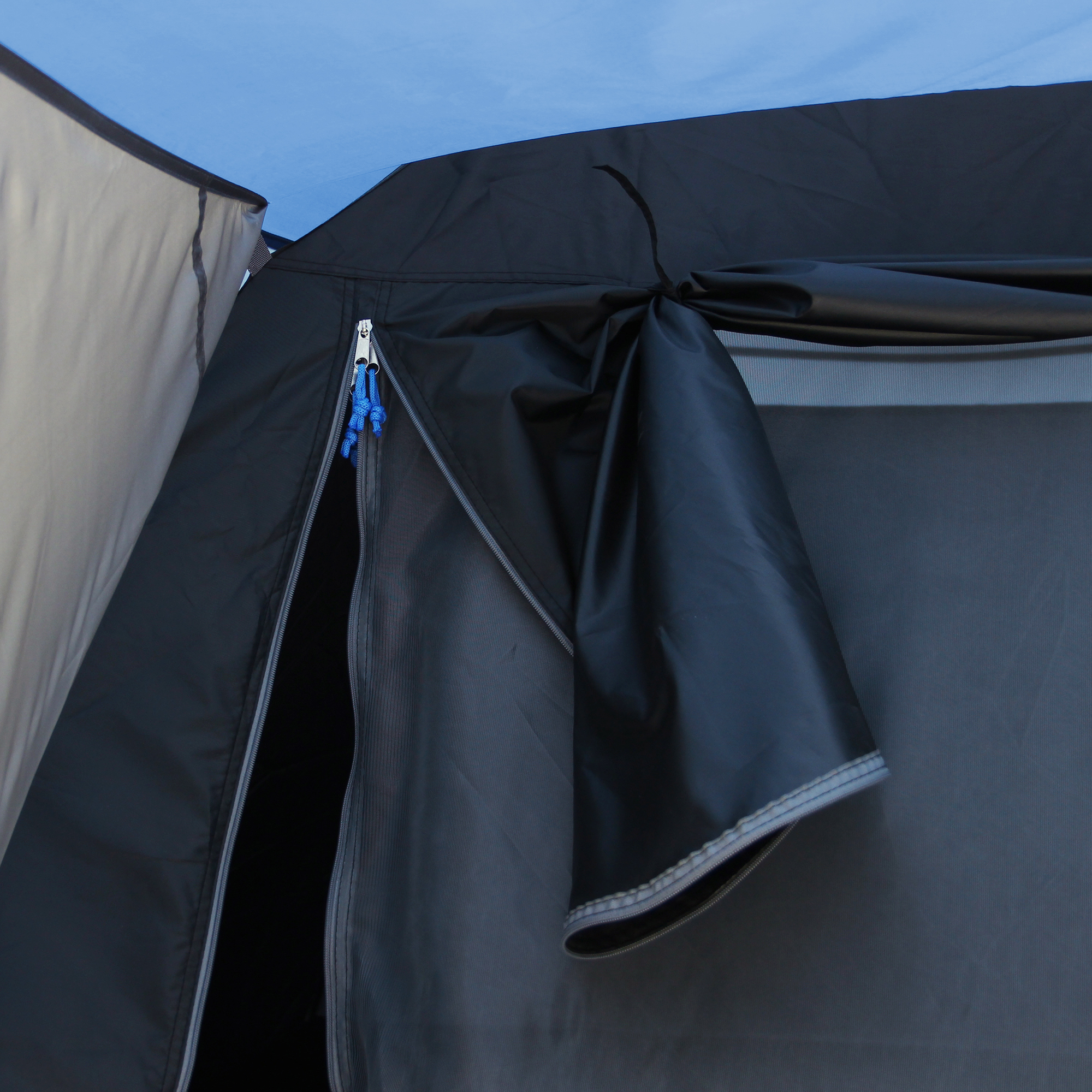Dettaglio della porta del yourGEAR Bosa3 tenda da campeggio per 3 persone, con ingresso protetto, cerniera blu, tessuto impermeabile nero e grigio, ideale per campeggio e festival.