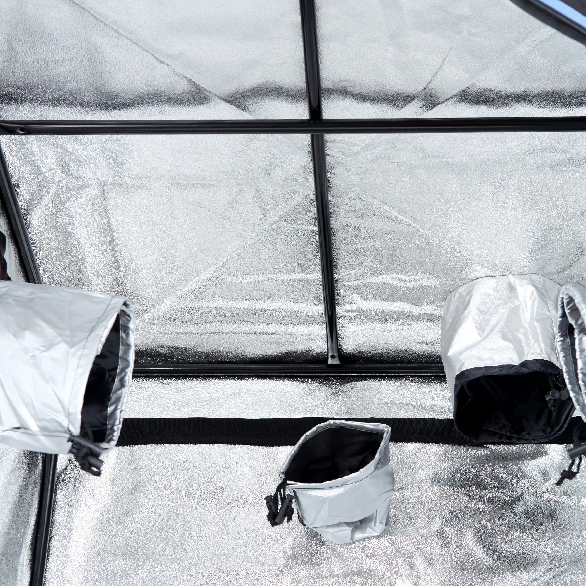 Interior de la yourGEAR Growzelt Plantsville, con superficie reflectante plateada, tubos de soporte negros y entradas ajustables para ventilación, ideal para cultivo indoor de plantas, flores y hierbas.
