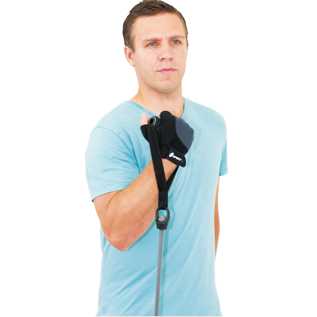 Uomo con guanti Spirit Workout Glove S neri, utilizza una fascia elastica per esercizi di fitness; i guanti presentano logo bianco, design ergonomico e imbottitura sul palmo per una presa sicura.