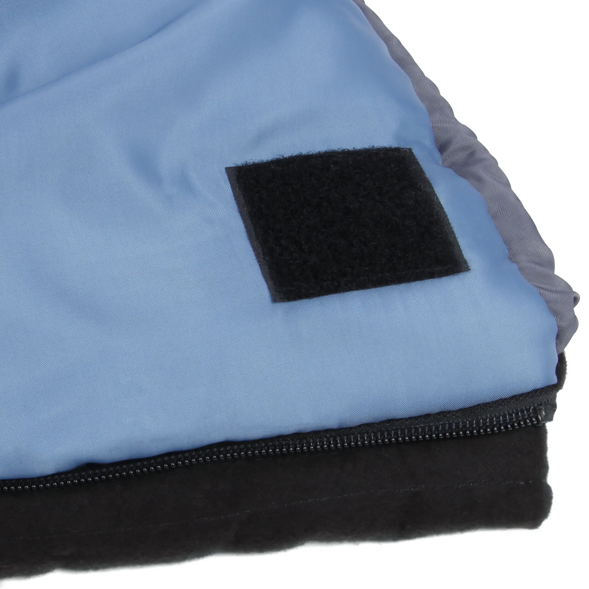 Detailansicht des yourGEAR XXL Schlafsacks Sumatra in Blau-Grau mit Klettverschluss und Reißverschluss, weiches Innenfutter aus Baumwolle, geeignet für 3-4 Jahreszeiten und Temperaturen bis -7°C.