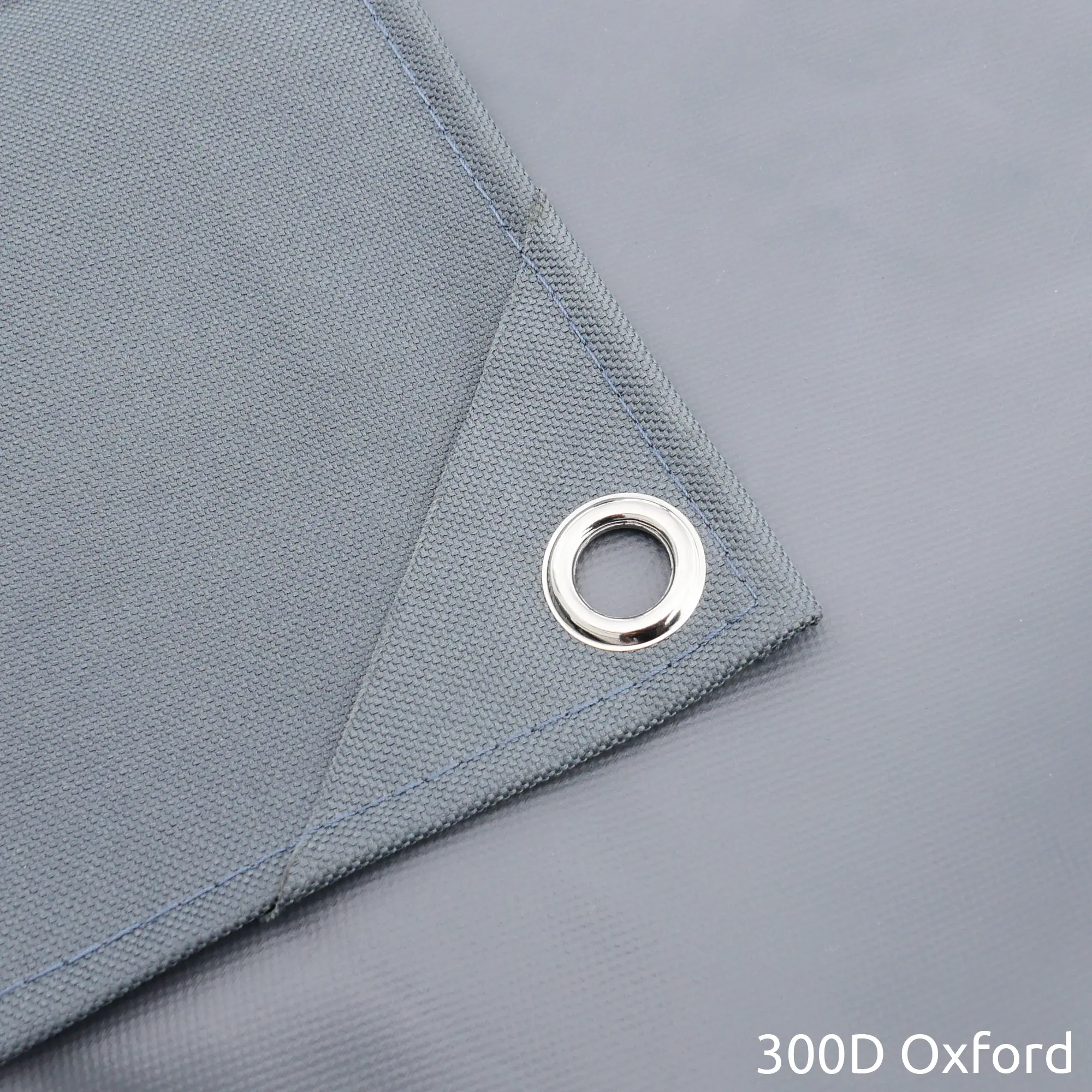 Detalle de la funda para rueda yourGEAR Wheel-Cover en tejido Oxford 300D gris, con ojal metálico para fijación, protección UV para neumáticos de caravana, autocaravana o bus de 16/17 pulgadas.