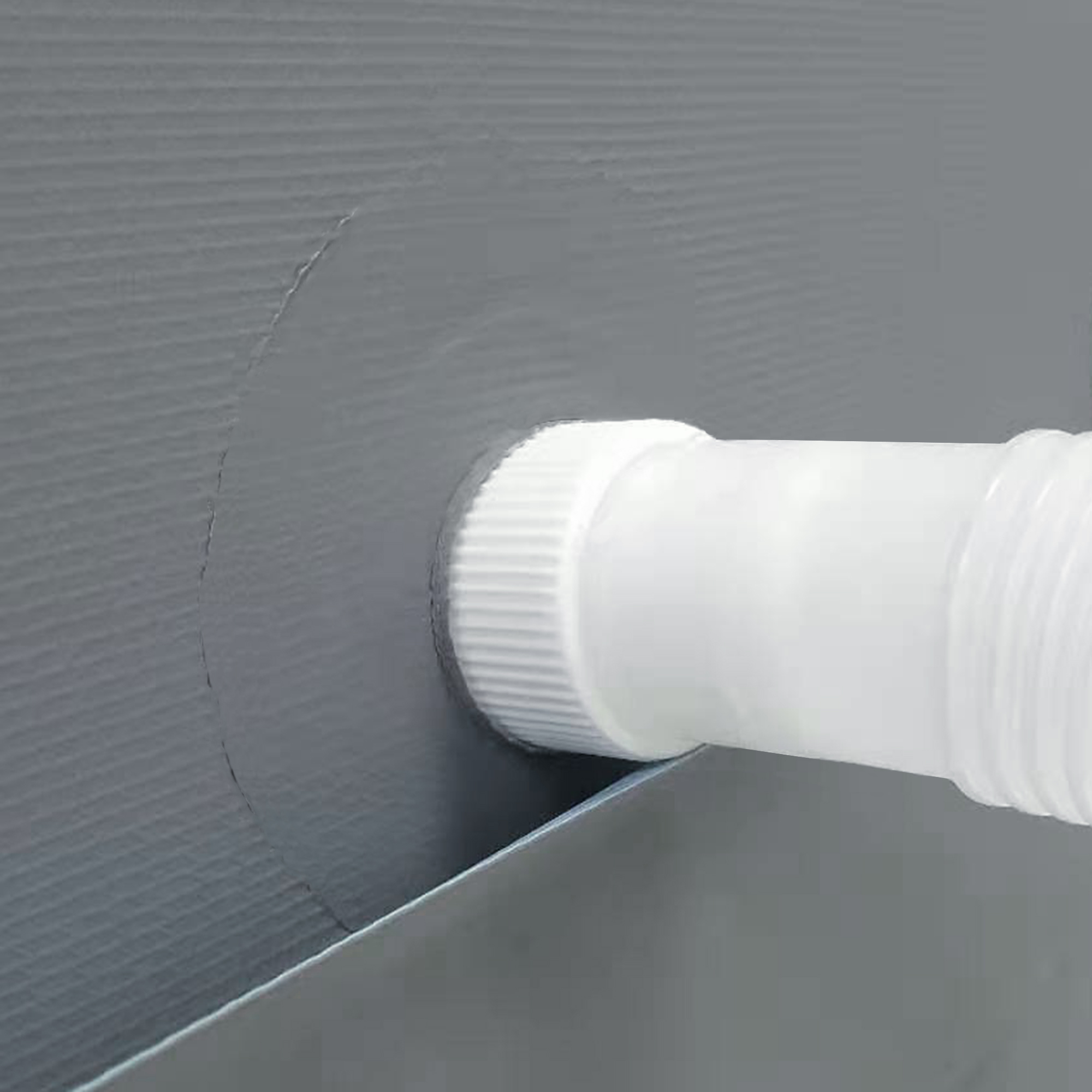 Attacco per tubo del yourGEAR Pool grigio Ø 457 x 100 cm; dettaglio del collegamento in plastica bianca sulla parete in PVC rinforzato del bacino da giardino con struttura in acciaio.