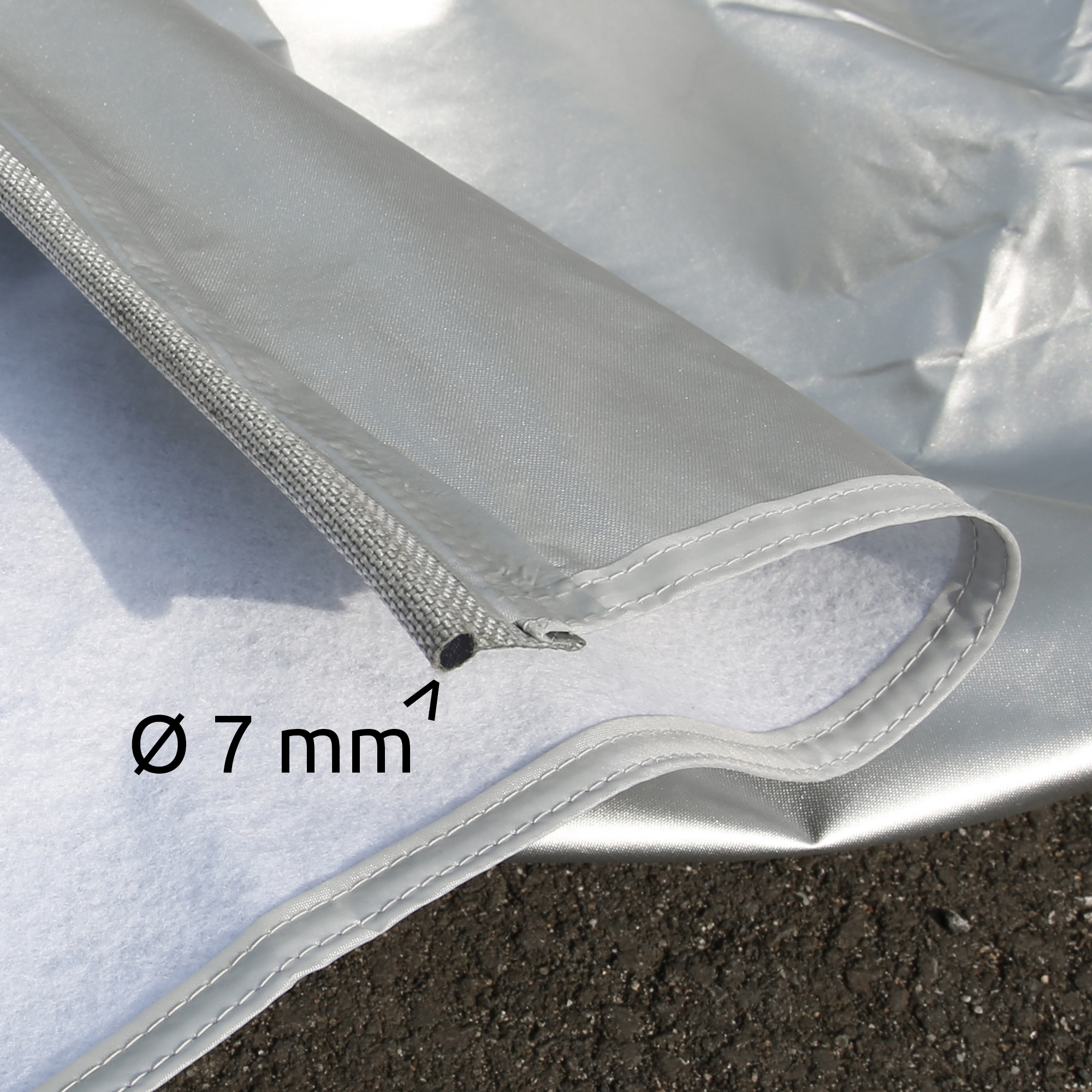 Silver your GEAR caravan bug protection and thermal cover, 200 x 160 cm, shown with reinforced edges, white inner fleece, and a 7 mm diameter piping for secure attachment; suitable for front and rear caravan protection.