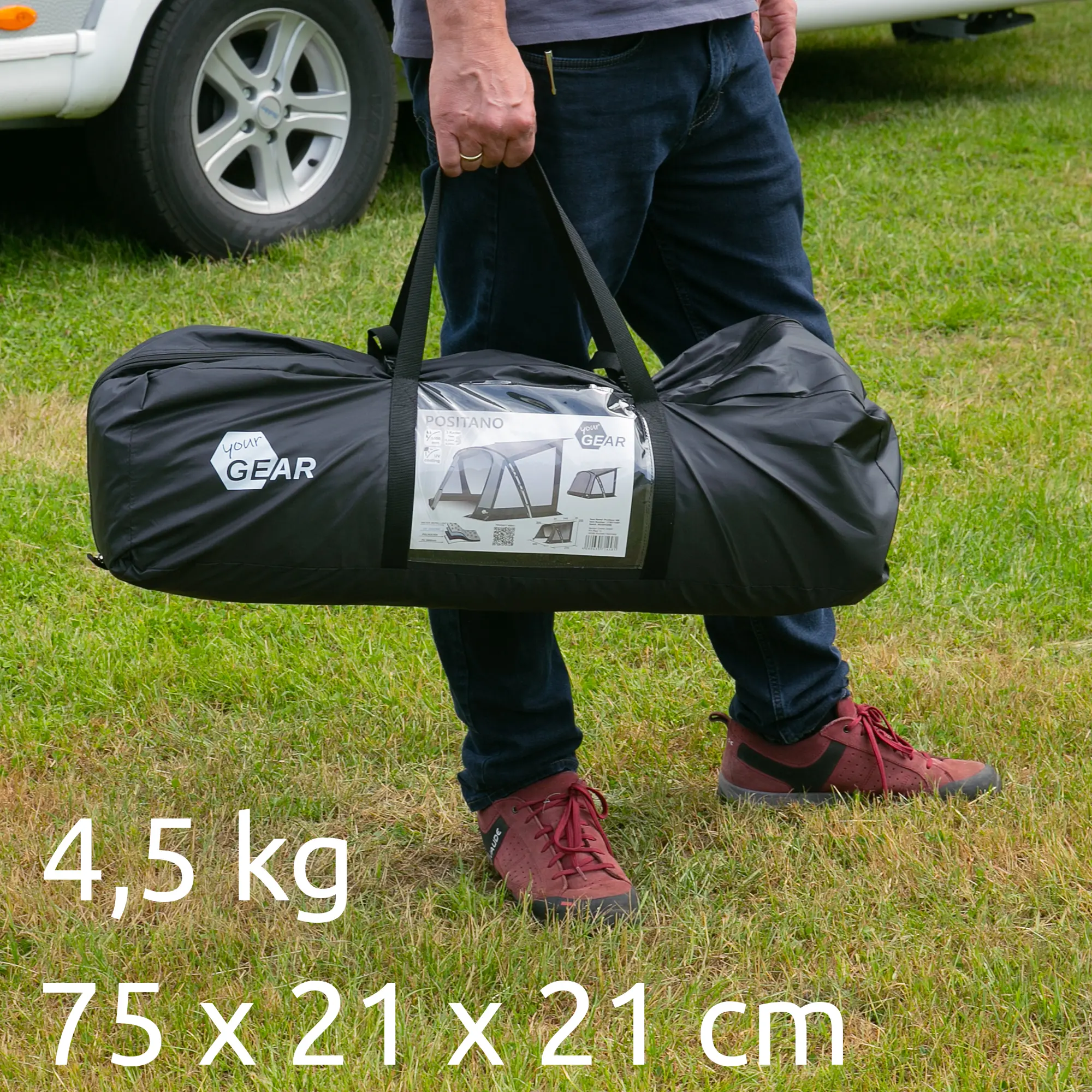 your GEAR Vorzelt Positano 330 in schwarzer Tragetasche, leichtes Wohnwagenvorzelt, 4,5 kg, Maße 75 x 21 x 21 cm, Produktetikett mit Zeltabbildung, Person hält Tasche auf Wiese.