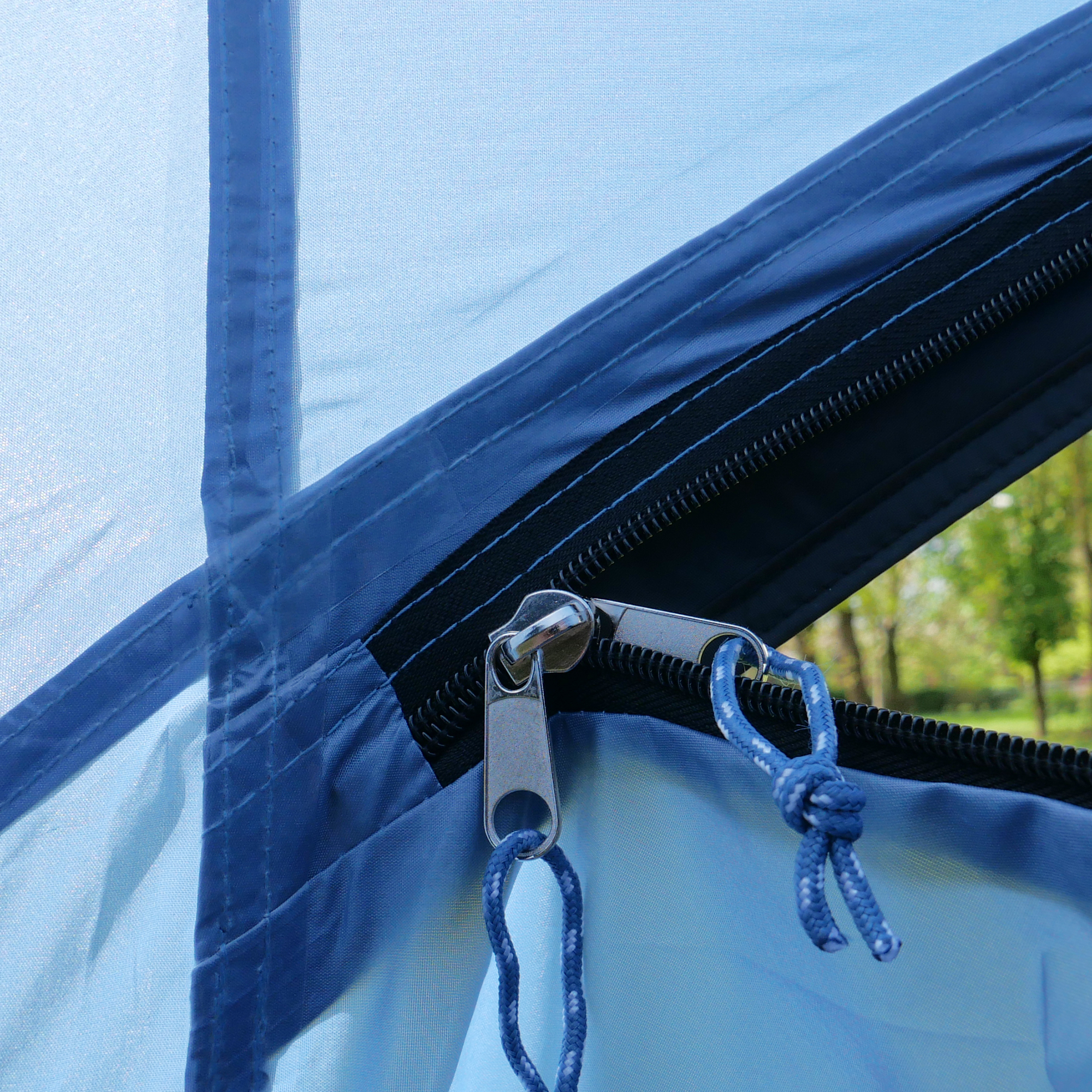 Fermeture éclair robuste sur tissu bleu du tunnelzelt familial your GEAR Mistral pour 6 personnes, montrant la qualité et l’étanchéité du matériau, idéale pour le camping en extérieur.
