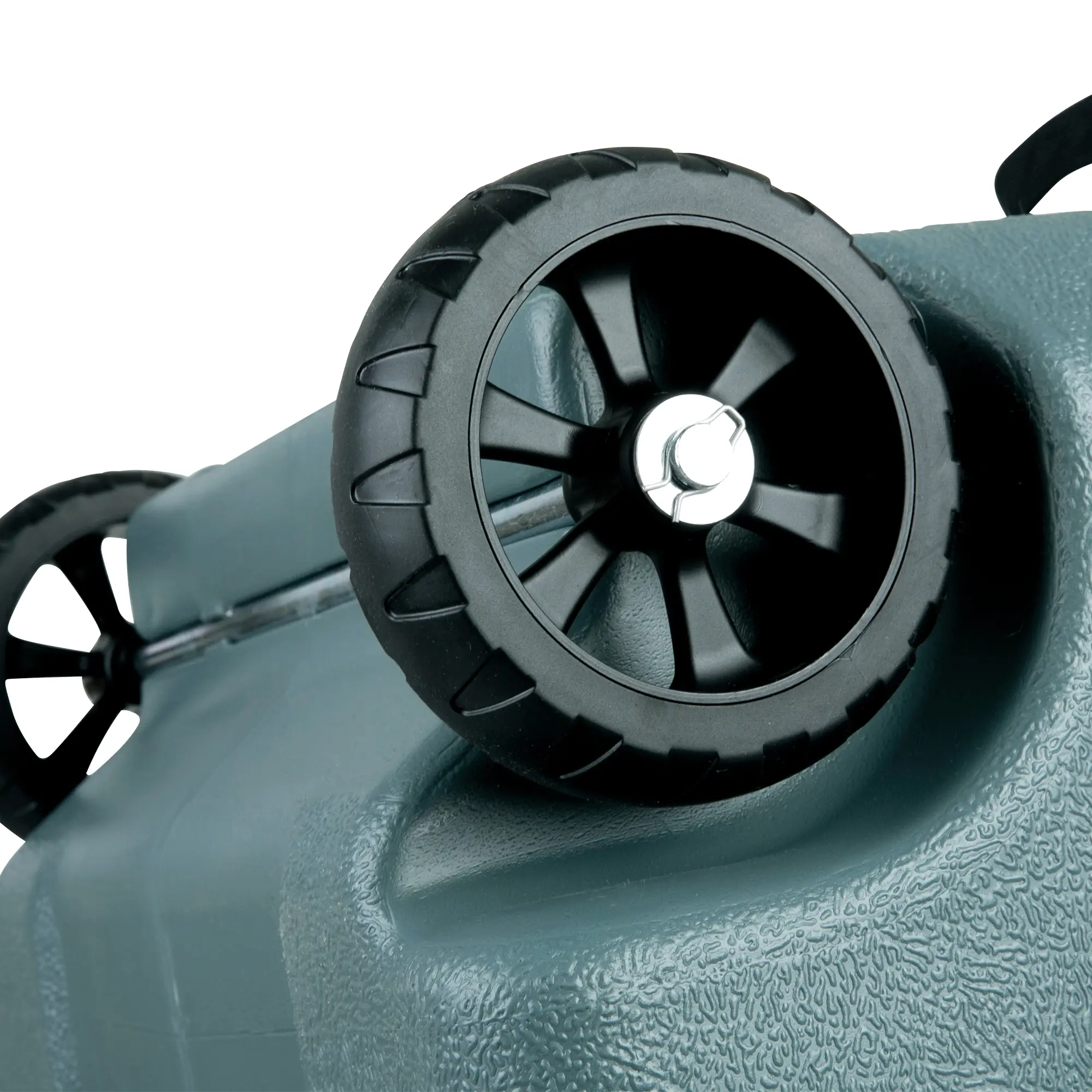 Detailansicht der your GEAR Katmai 50L Kühlbox mit robustem Kunststoffrad und strukturierter Oberfläche, zeigt die Transportrollen für einfaches Ziehen der isolierten Thermobox.