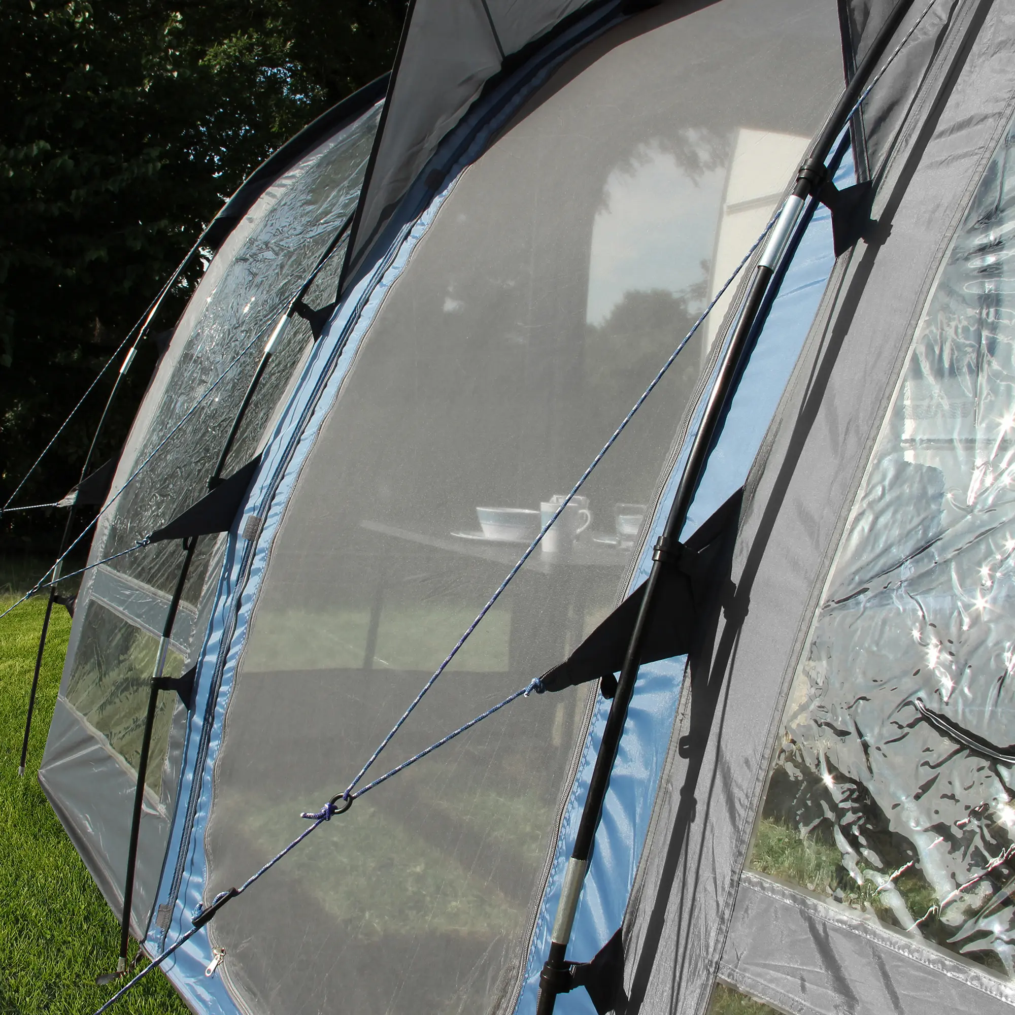 Auvent de caravane yourGEAR Verona 390, avec grandes fenêtres panoramiques, tissu gris et bleu, structure légère, cordes de tension et panneaux transparents, idéal pour camping et protection UV.