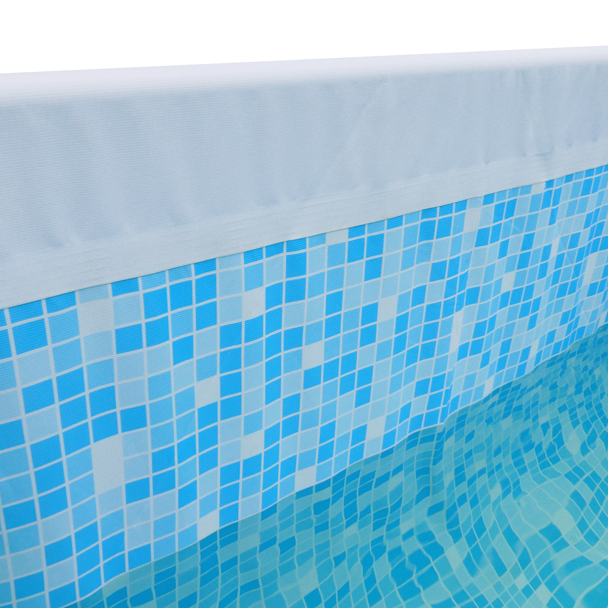 Vue rapprochée d’un liner de piscine your GEAR 3x2x1m avec motif mosaïque bleu à l’intérieur, rebord extérieur gris clair, structure en acier, eau claire visible. Idéal pour famille, jardin ou terrasse.