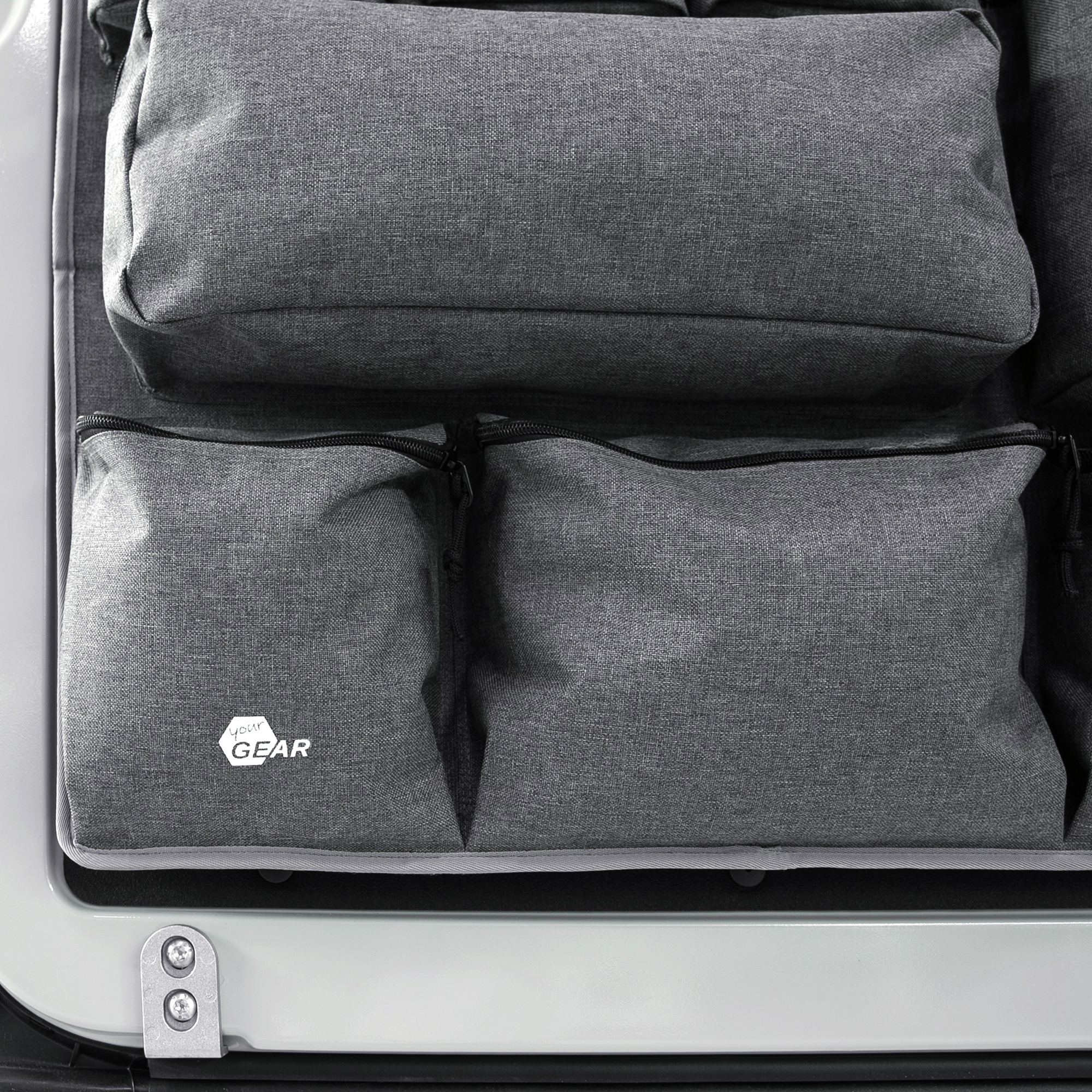 Organisateur your GEAR Ortles L pour porte arrière gauche de fourgon ou camping-car, avec plusieurs poches zippées robustes en tissu gris, offrant un rangement pratique et accessible pour accessoires de voyage.