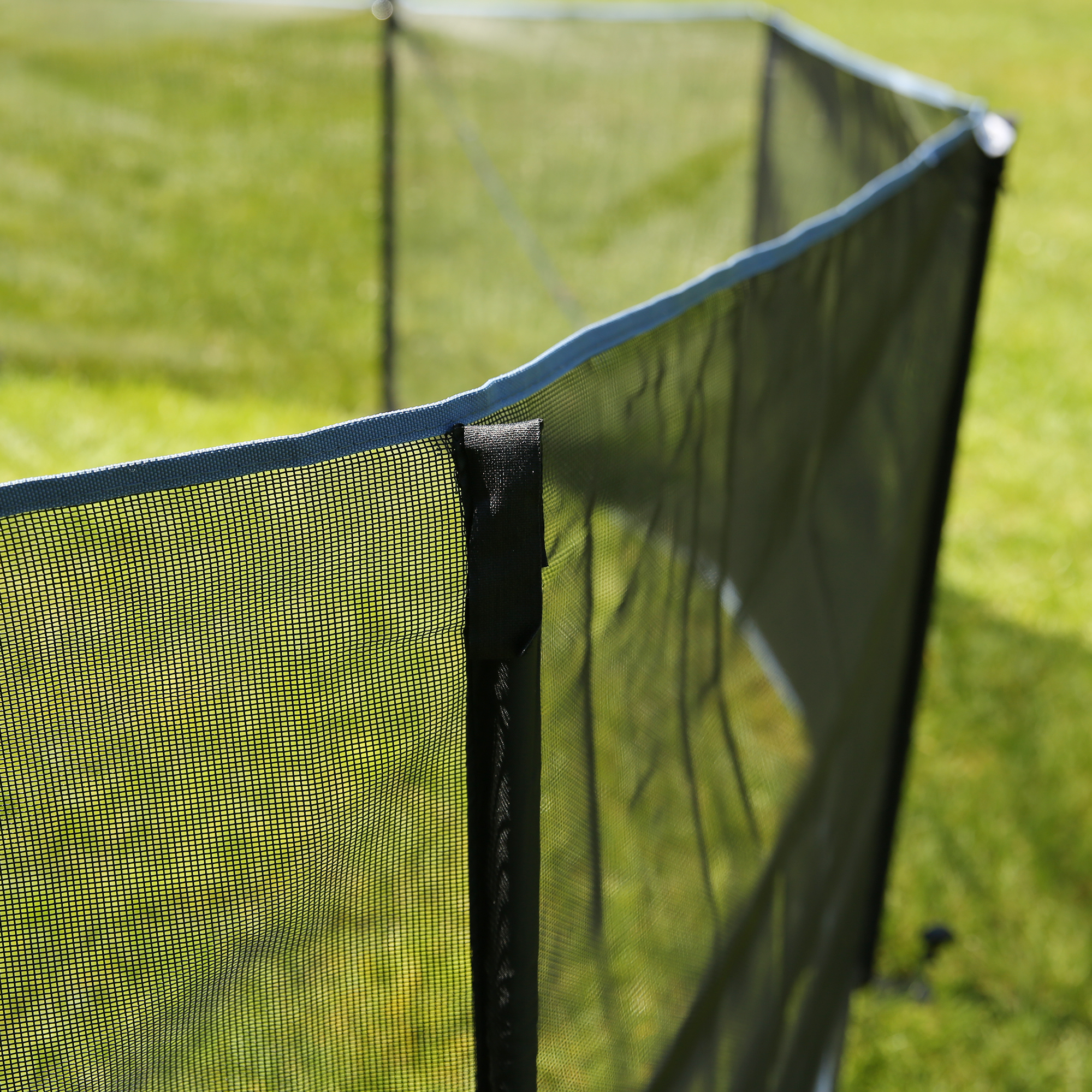 Recinzione mobile per cani your GEAR Larino 400 alta 90 cm, in rete nera con bordi rinforzati, struttura modulare su prato verde, ideale per campeggio e giardino, espandibile tramite zip.