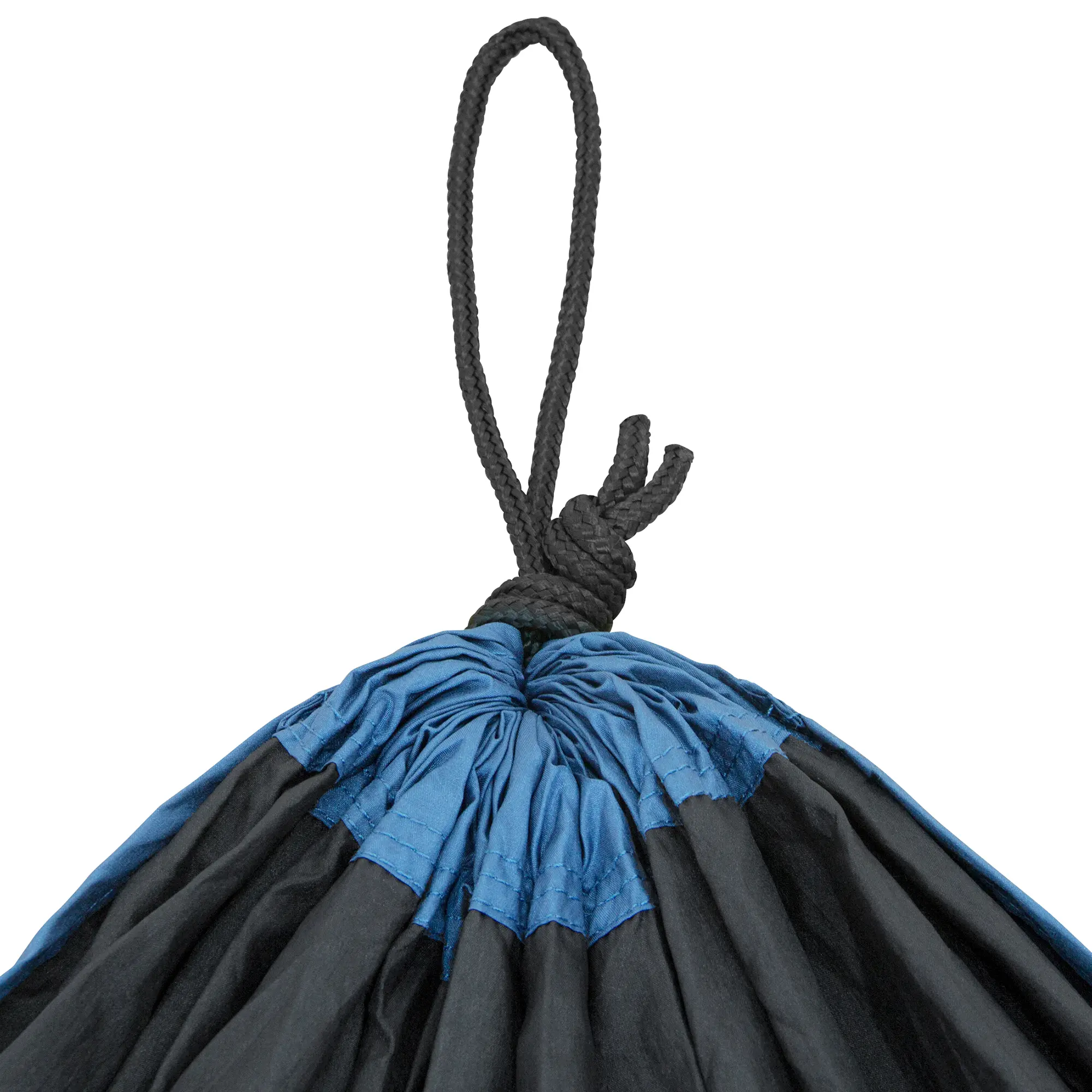 Boucle d’attache robuste d’une hamac yourGEAR Zion bleu/gris, tissu nylon double couche 60g/m², coutures renforcées visibles, extrémité de la hamac rassemblée par une corde noire résistante.