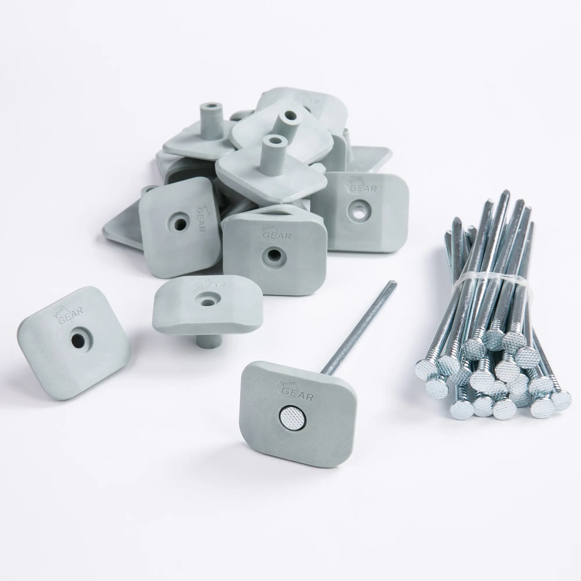 Lot de 20 piquets your GEAR Safety Peg en acier avec capuchons plats de protection en ABS gris, conçus pour fixer tapis de sol, bâches ou auvents sans risque de trébuchement. Accessoire camping robuste.
