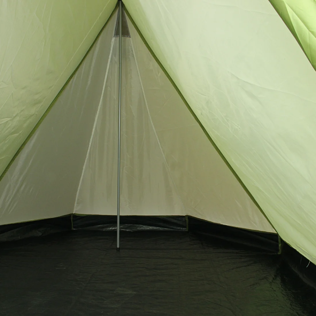 Intérieur du 10T Mungaroo 3, tente de camping pour 3 personnes avec grande hauteur sous plafond, sol étanche noir et mât central, tissu imperméable vert clair, idéale pour famille ou trekking.