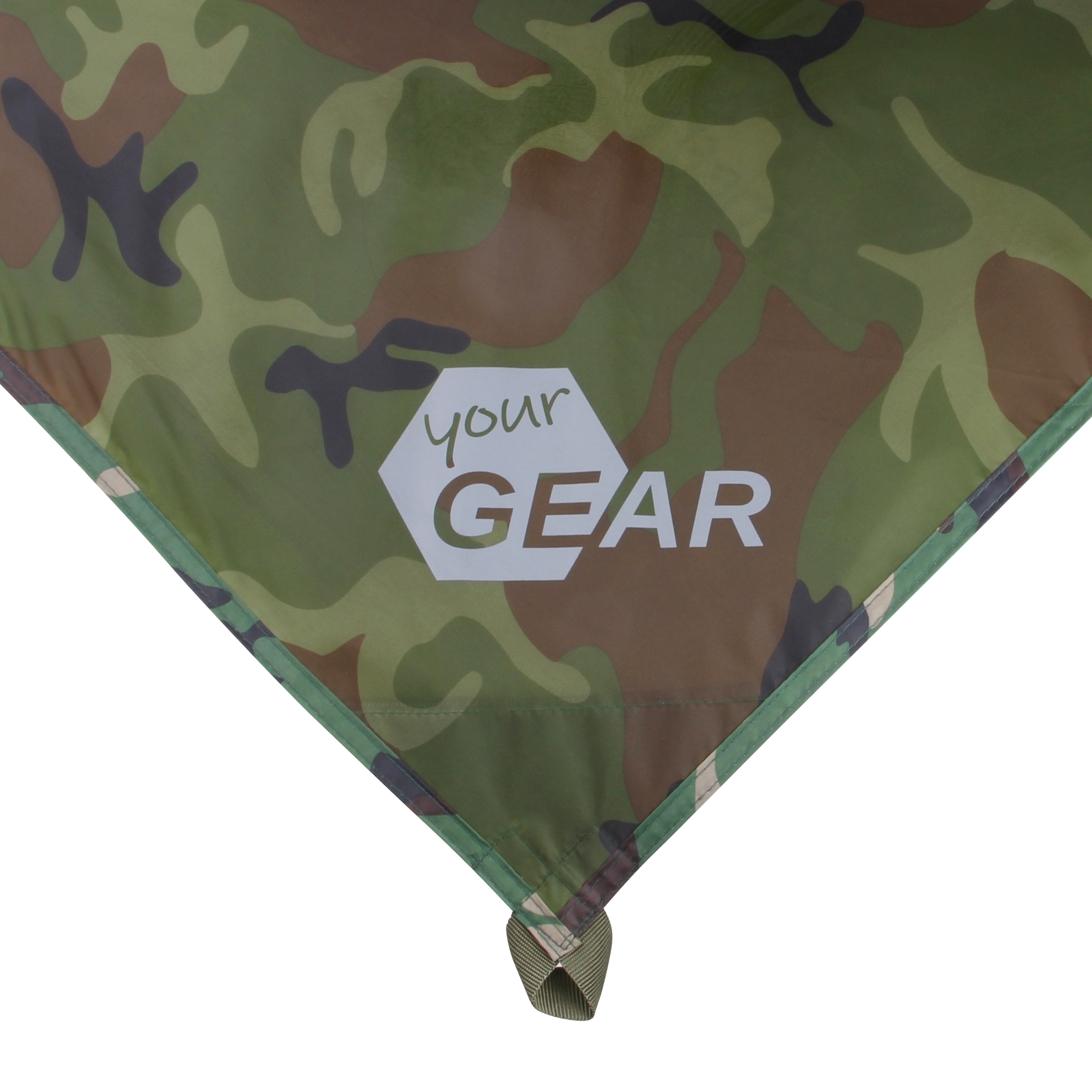 Angolo di un tarp yourGEAR Bushcraft 3x3 in tessuto mimetico verde e marrone, con logo yourGEAR stampato su sfondo esagonale, anello di fissaggio rinforzato visibile sul bordo.