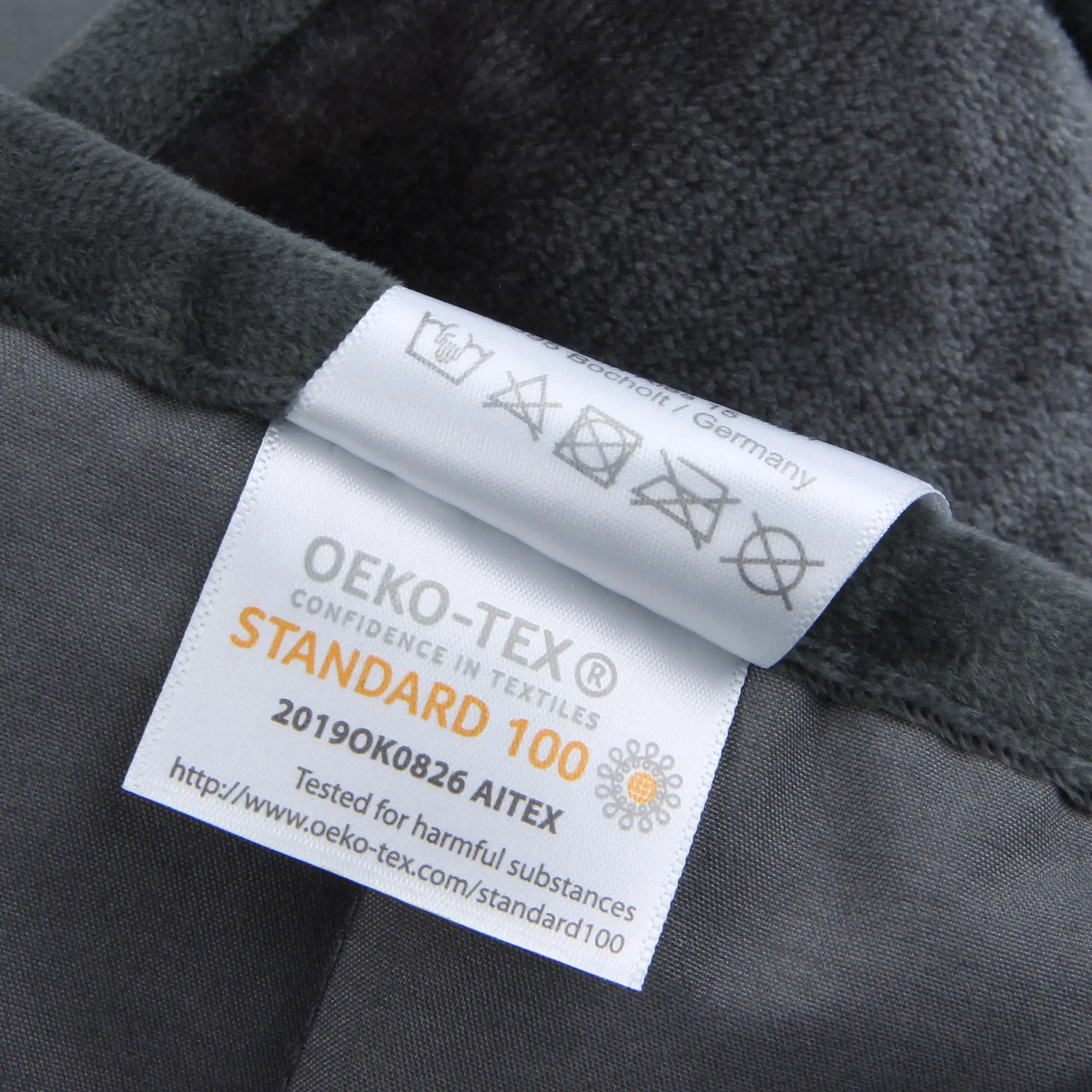Etichetta della coperta ponderata yourGEAR Cameri 6 kg in velour grigio, certificata OEKO-TEX Standard 100, dimensioni 135x200 cm, con istruzioni di lavaggio visibili.