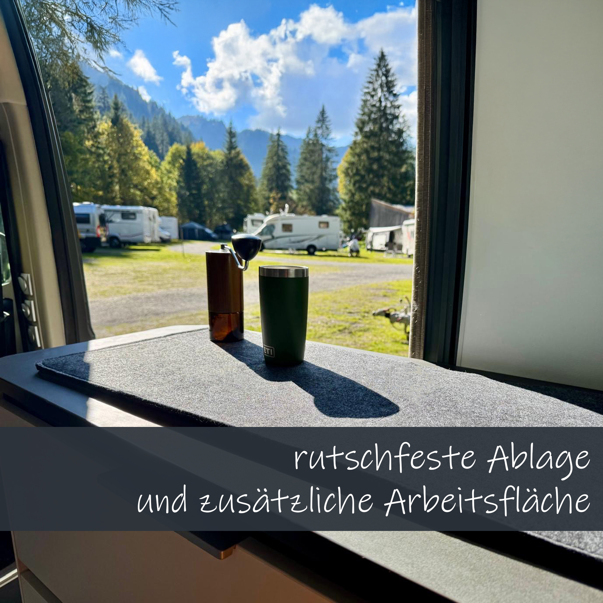 your GEAR Panaro C Herd- und Spülenabdeckung aus 4,8 mm Filz, 89 x 28 cm, als rutschfeste Ablage und zusätzliche Arbeitsfläche im Wohnmobil; liegt auf Küchenzeile, Campingplatz im Hintergrund.